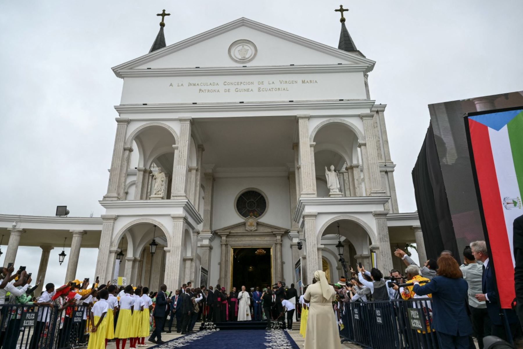 El Papa León XIV llega para oficiar una Santa Misa en la Basílica de la Inmaculada Concepción en Mongomo. Foto: AFP