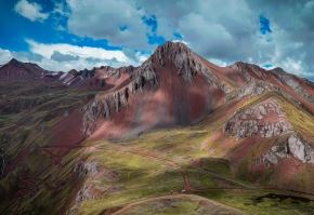 Impresionante vista de la montaña de colores Pallay Puncho que, junto a Palcoyo, busca convertirse en la nueva sensación turística de Cusco con el inicio de la temporada alta que empieza en mayo próximo. ANDINA/Difusión