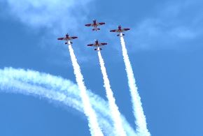 El balneario de Pimentel, en la región Lambayeque fue escenario de una jornada histórica y cargada de patriotismo, donde el cielo se vistió de rojo y blanco durante la exhibición aérea en homenaje al 112.º aniversario del natalicio del héroe nacional José Abelardo Quiñones Gonzales. ANDINA/Difusión