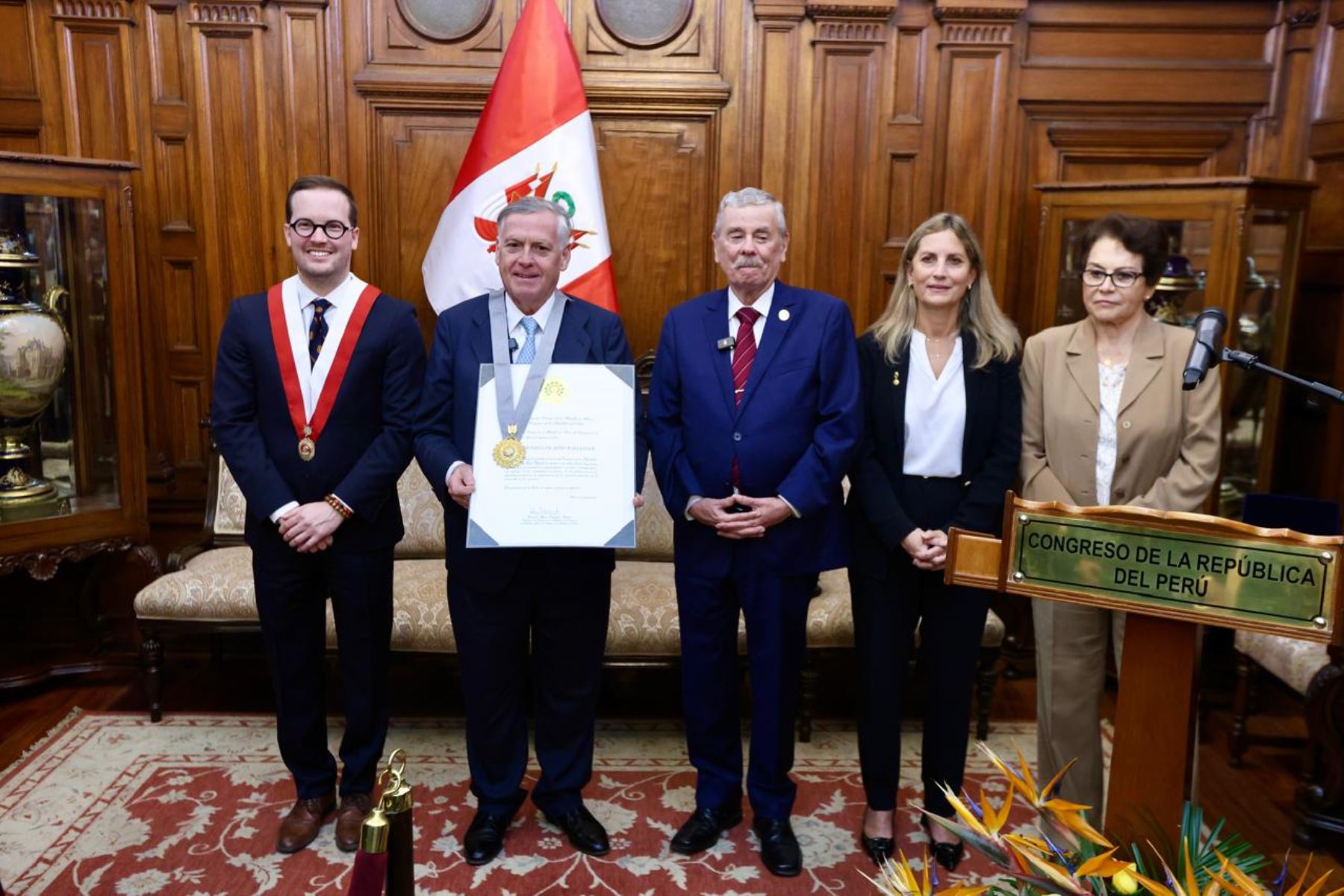 Congreso condecora a Jesús Huerta de Soto por su defensa de la libertad económica