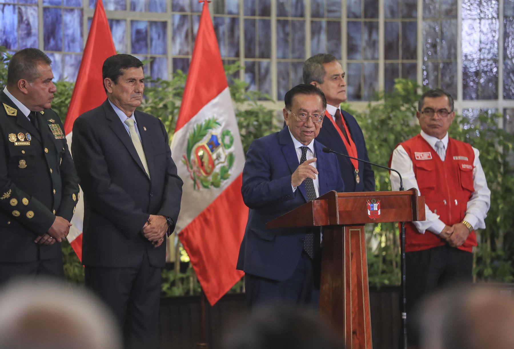 El presidente de la república, José María Balcázar, lideró la ceremonia de condecoración “Medalla al Defensor de la Democracia”, en el marco del Día de los Defensores de la Democracia, en homenaje a integrantes de la Policía Nacional que contribuyeron de manera decisiva en la defensa del Estado de derecho, la paz y la seguridad ciudadana.. Foto: ANDINA/Prensa Presidencia