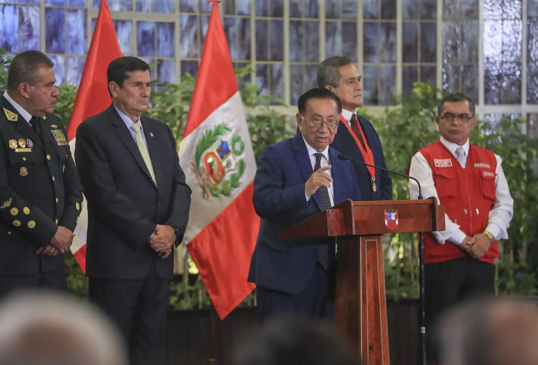 El presidente de la república, José María Balcázar, lideró la ceremonia de condecoración “Medalla al Defensor de la Democracia”, en el marco del Día de los Defensores de la Democracia, en homenaje a integrantes de la Policía Nacional que contribuyeron de manera decisiva en la defensa del Estado de derecho, la paz y la seguridad ciudadana.. Foto: ANDINA/Prensa Presidencia