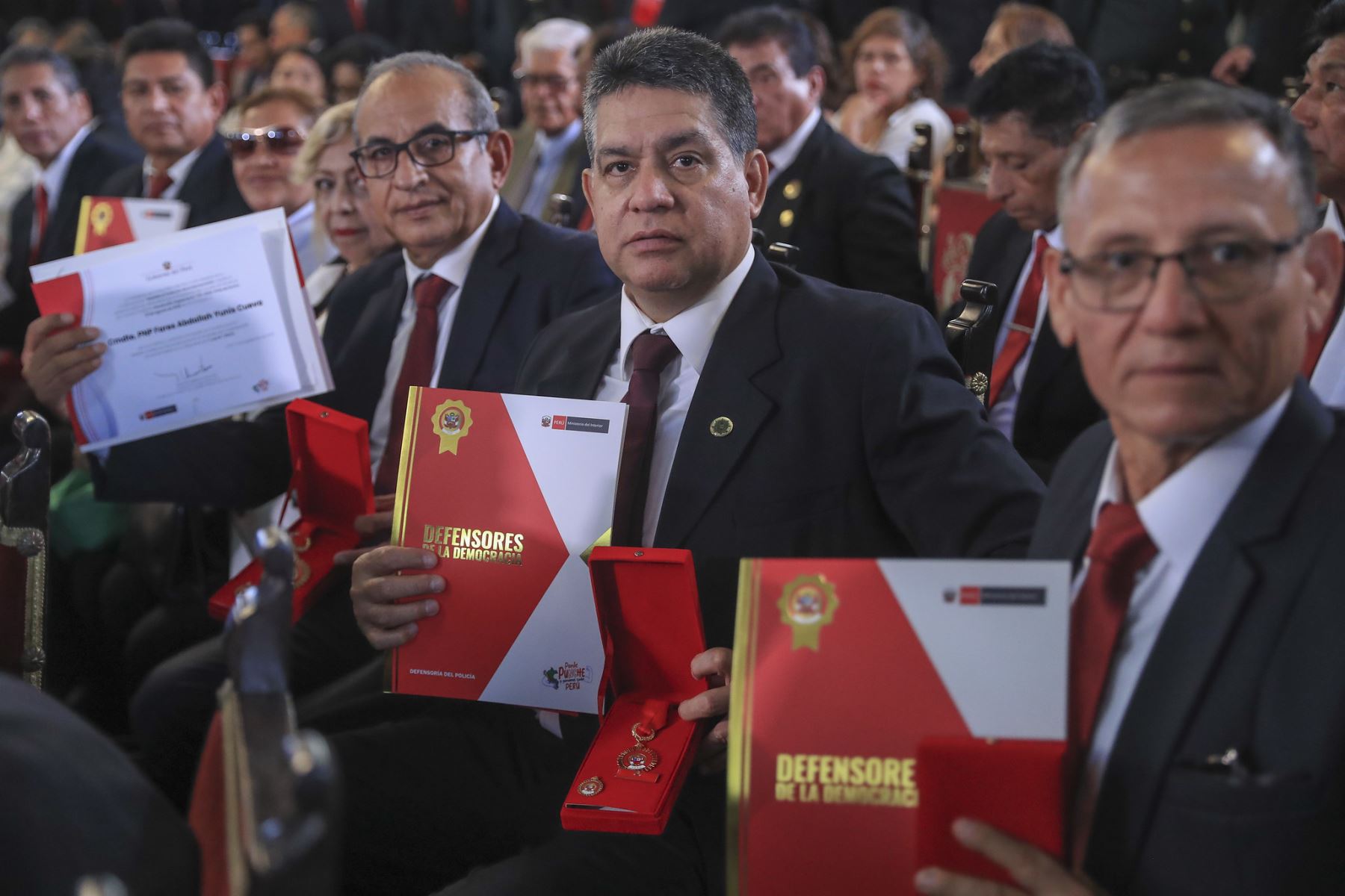 El presidente de la república, José María Balcázar, lideró la ceremonia de condecoración “Medalla al Defensor de la Democracia”, en el marco del Día de los Defensores de la Democracia, en homenaje a integrantes de la Policía Nacional que contribuyeron de manera decisiva en la defensa del Estado de derecho, la paz y la seguridad ciudadana.. Foto: ANDINA/Prensa Presidencia
