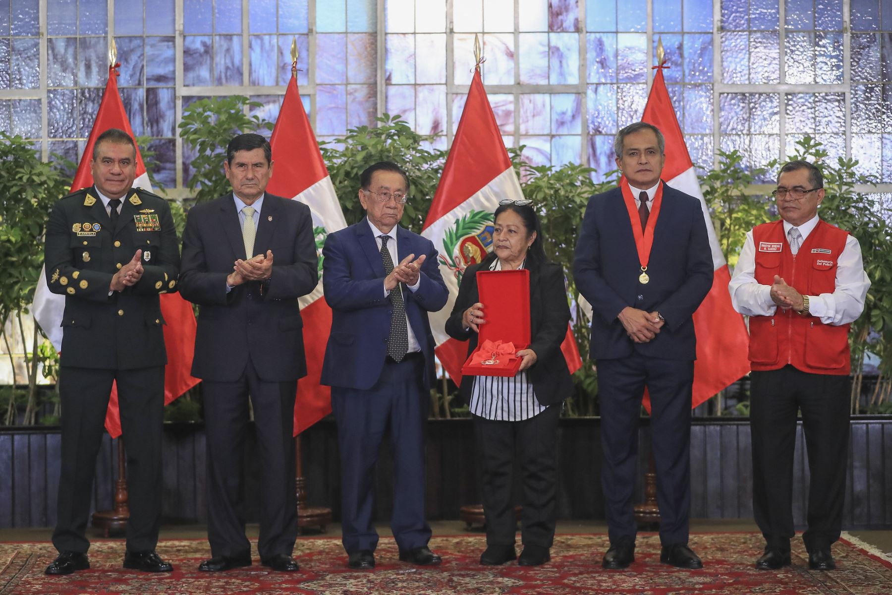 El presidente de la república, José María Balcázar, lideró la ceremonia de condecoración “Medalla al Defensor de la Democracia”, en el marco del Día de los Defensores de la Democracia, en homenaje a integrantes de la Policía Nacional que contribuyeron de manera decisiva en la defensa del Estado de derecho, la paz y la seguridad ciudadana.. Foto: ANDINA/Prensa Presidencia