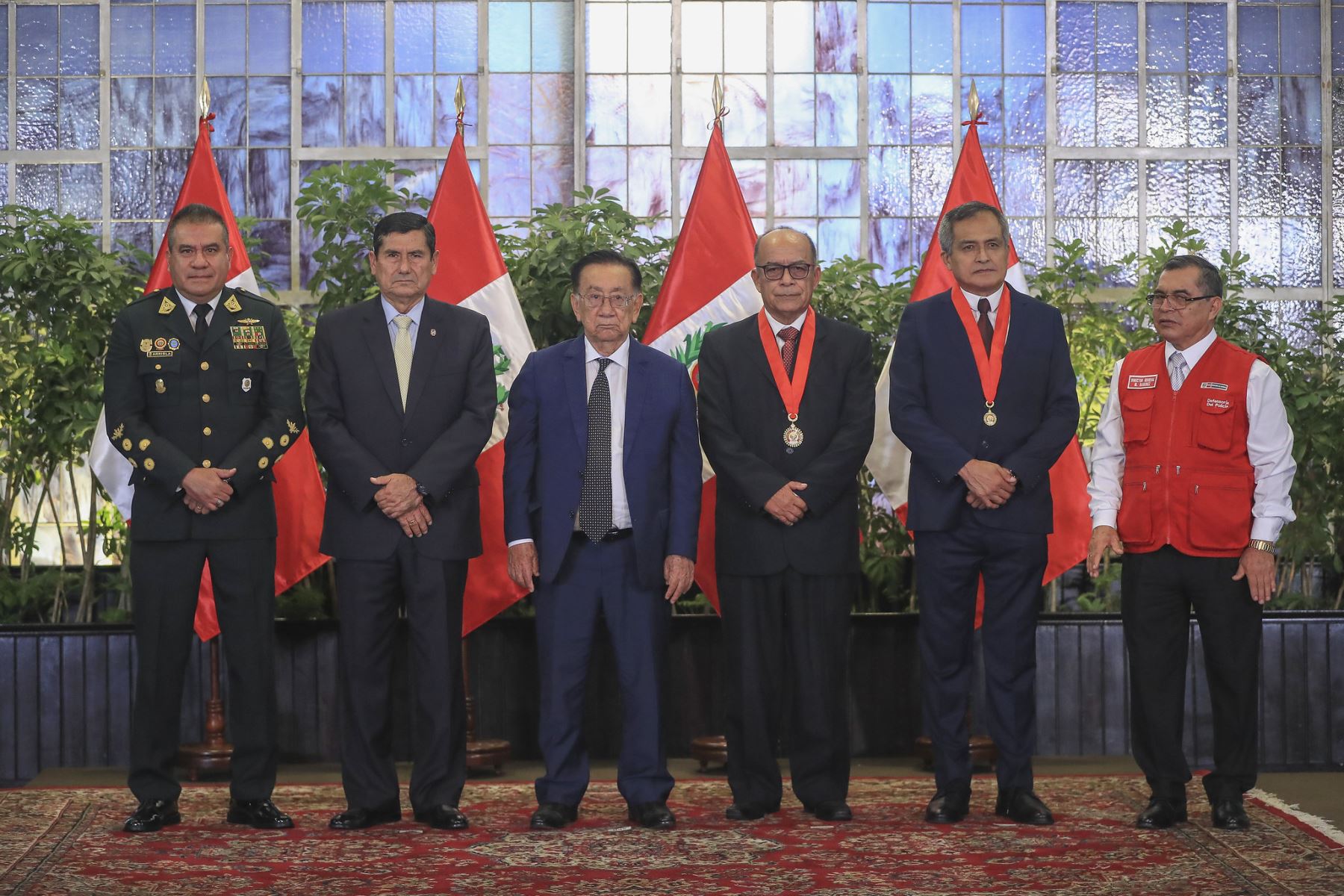El presidente de la república, José María Balcázar, lideró la ceremonia de condecoración “Medalla al Defensor de la Democracia”, en el marco del Día de los Defensores de la Democracia, en homenaje a integrantes de la Policía Nacional que contribuyeron de manera decisiva en la defensa del Estado de derecho, la paz y la seguridad ciudadana.. Foto: ANDINA/Prensa Presidencia