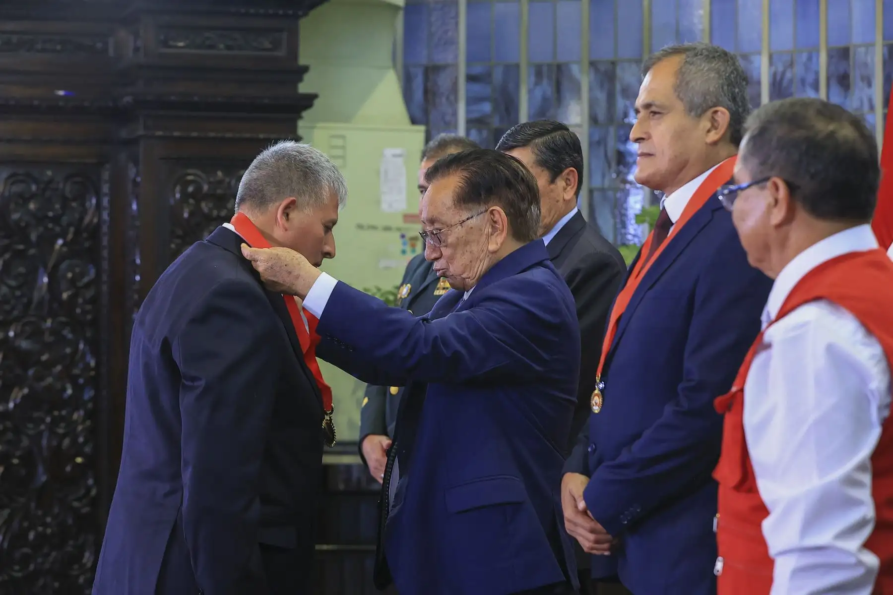 El presidente de la república, José María Balcázar, lideró la ceremonia de condecoración “Medalla al Defensor de la Democracia”, en el marco del Día de los Defensores de la Democracia, en homenaje a integrantes de la Policía Nacional que contribuyeron de manera decisiva en la defensa del Estado de derecho, la paz y la seguridad ciudadana.. Foto: ANDINA/Prensa Presidencia
