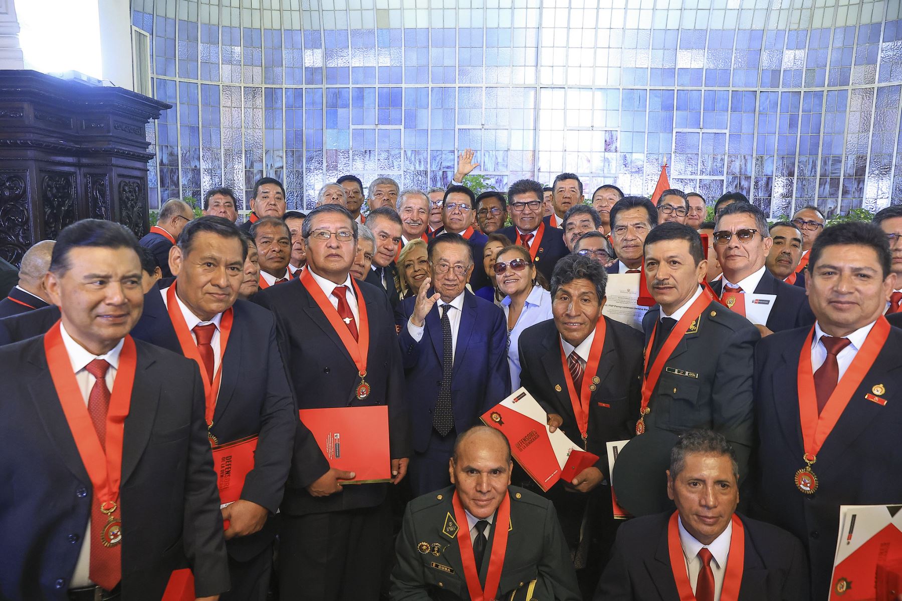 El presidente de la república, José María Balcázar, lideró la ceremonia de condecoración “Medalla al Defensor de la Democracia”, en el marco del Día de los Defensores de la Democracia, en homenaje a integrantes de la Policía Nacional que contribuyeron de manera decisiva en la defensa del Estado de derecho, la paz y la seguridad ciudadana.. Foto: ANDINA/Prensa Presidencia