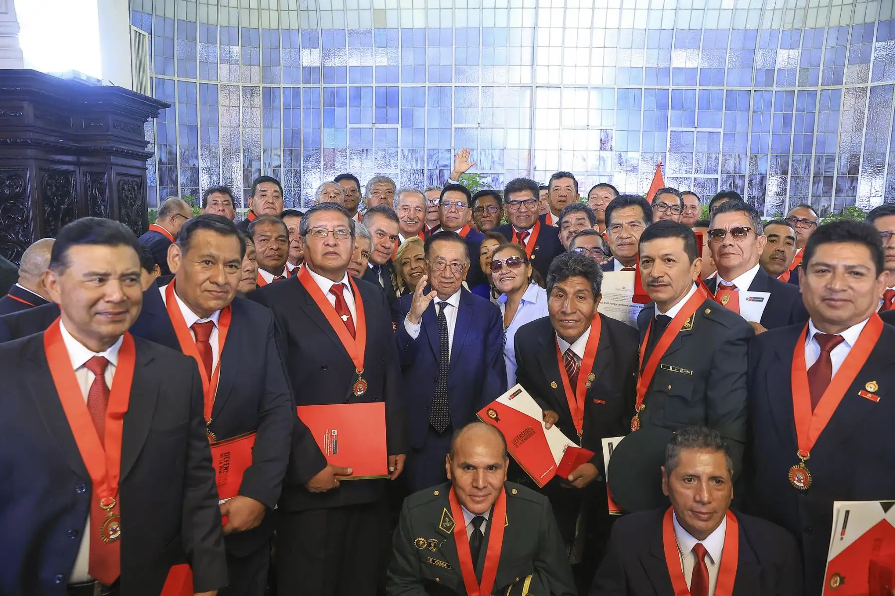 El presidente de la república, José María Balcázar, lideró la ceremonia de condecoración “Medalla al Defensor de la Democracia”, en el marco del Día de los Defensores de la Democracia, en homenaje a integrantes de la Policía Nacional que contribuyeron de manera decisiva en la defensa del Estado de derecho, la paz y la seguridad ciudadana.. Foto: ANDINA/Prensa Presidencia