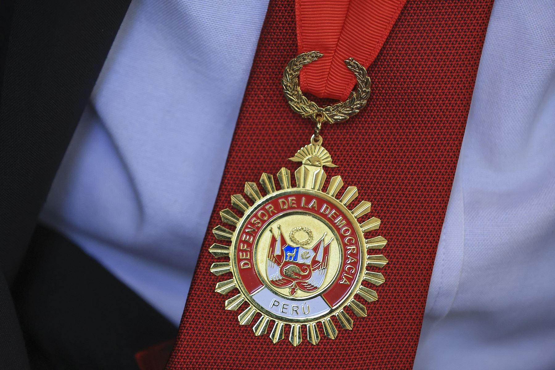 El presidente de la república, José María Balcázar, lideró la ceremonia de condecoración “Medalla al Defensor de la Democracia”, en el marco del Día de los Defensores de la Democracia, en homenaje a integrantes de la Policía Nacional que contribuyeron de manera decisiva en la defensa del Estado de derecho, la paz y la seguridad ciudadana.. Foto: ANDINA/Prensa Presidencia