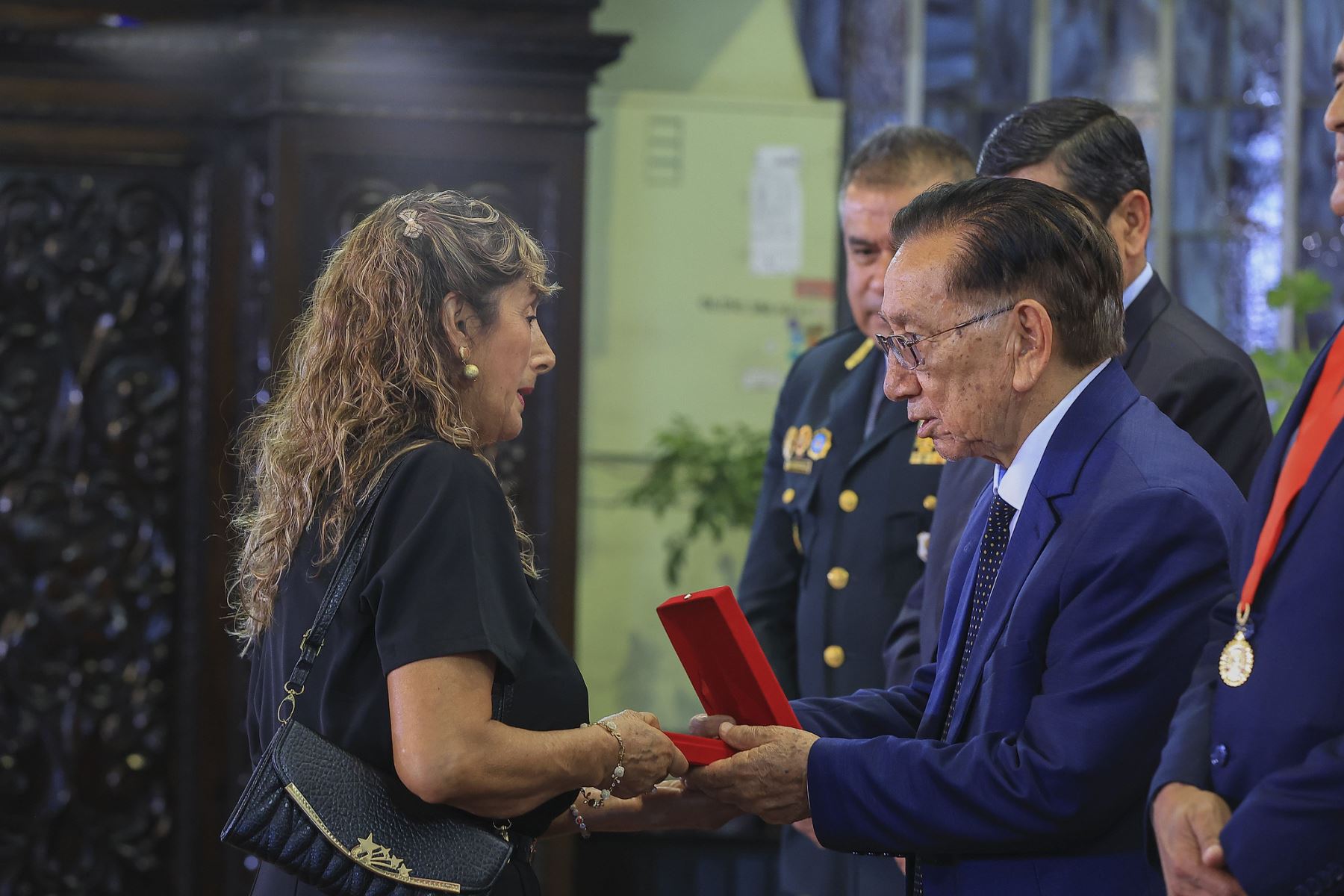 El presidente de la república, José María Balcázar, lideró la ceremonia de condecoración “Medalla al Defensor de la Democracia”, en el marco del Día de los Defensores de la Democracia, en homenaje a integrantes de la Policía Nacional que contribuyeron de manera decisiva en la defensa del Estado de derecho, la paz y la seguridad ciudadana.. Foto: ANDINA/Prensa Presidencia