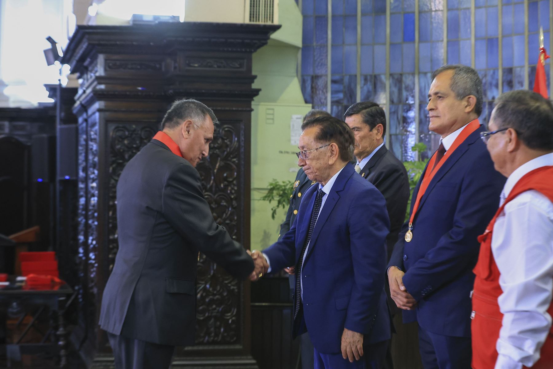 El presidente de la república, José María Balcázar, lideró la ceremonia de condecoración “Medalla al Defensor de la Democracia”, en el marco del Día de los Defensores de la Democracia, en homenaje a integrantes de la Policía Nacional que contribuyeron de manera decisiva en la defensa del Estado de derecho, la paz y la seguridad ciudadana.. Foto: ANDINA/Prensa Presidencia
