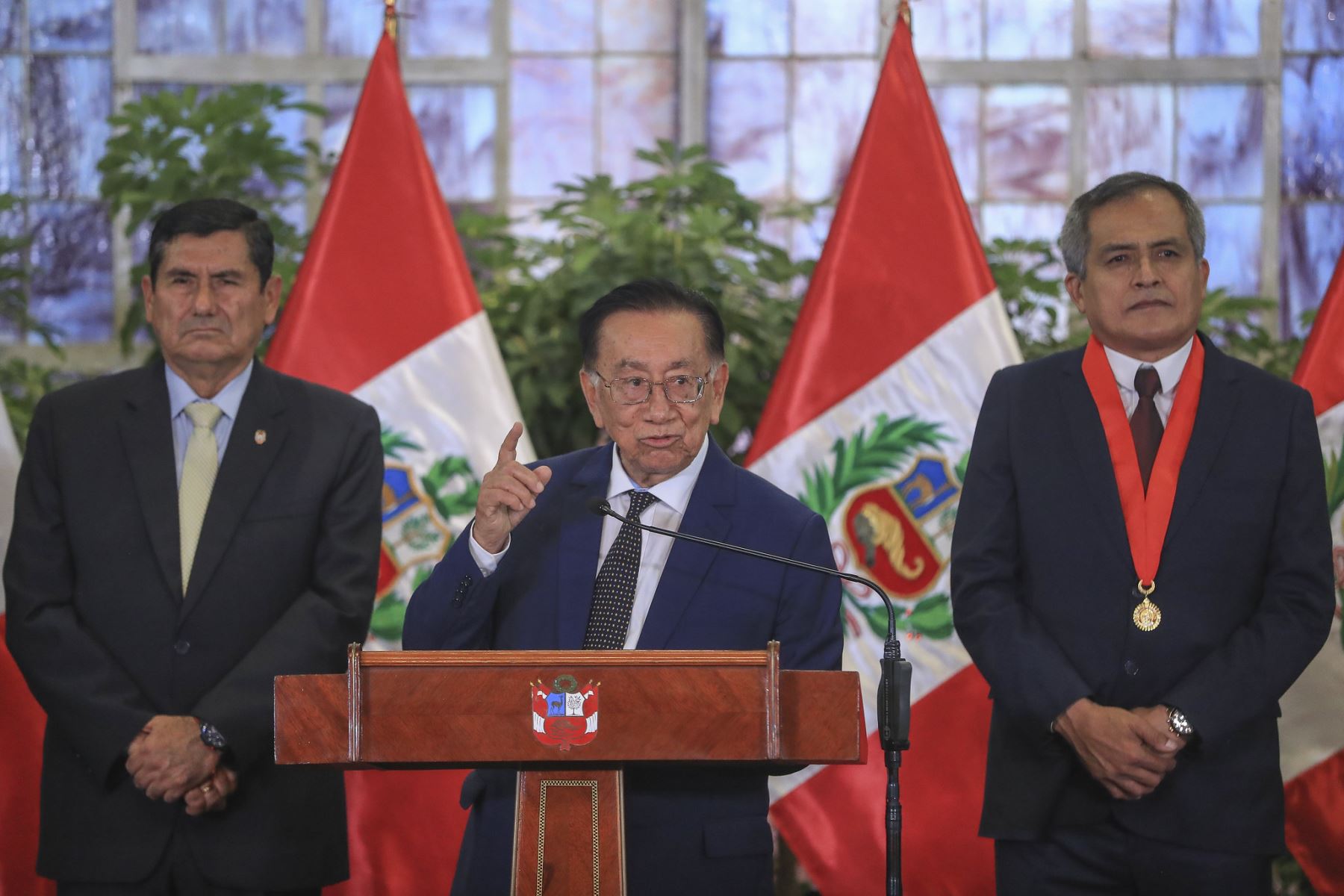 El presidente de la república, José María Balcázar, lideró la ceremonia de condecoración “Medalla al Defensor de la Democracia”, en el marco del Día de los Defensores de la Democracia, en homenaje a integrantes de la Policía Nacional que contribuyeron de manera decisiva en la defensa del Estado de derecho, la paz y la seguridad ciudadana.. Foto: ANDINA/Prensa Presidencia