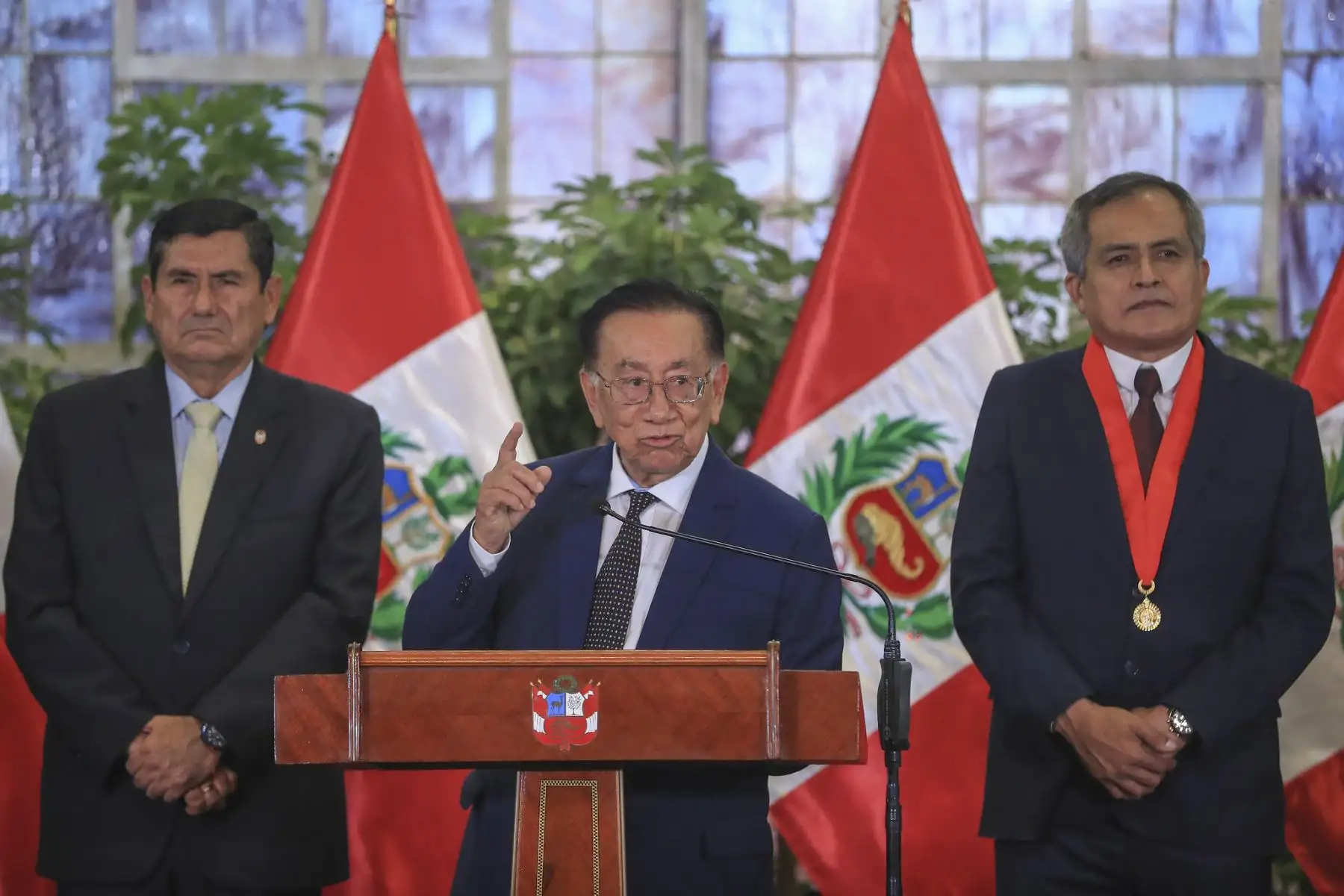 El presidente de la república, José María Balcázar, lideró la ceremonia de condecoración “Medalla al Defensor de la Democracia”, en el marco del Día de los Defensores de la Democracia, en homenaje a integrantes de la Policía Nacional que contribuyeron de manera decisiva en la defensa del Estado de derecho, la paz y la seguridad ciudadana.. Foto: ANDINA/Prensa Presidencia