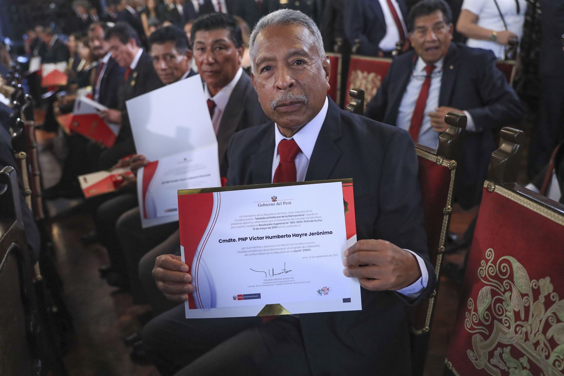 El presidente de la república, José María Balcázar, lideró la ceremonia de condecoración “Medalla al Defensor de la Democracia”, en el marco del Día de los Defensores de la Democracia, en homenaje a integrantes de la Policía Nacional que contribuyeron de manera decisiva en la defensa del Estado de derecho, la paz y la seguridad ciudadana.. Foto: ANDINA/Prensa Presidencia