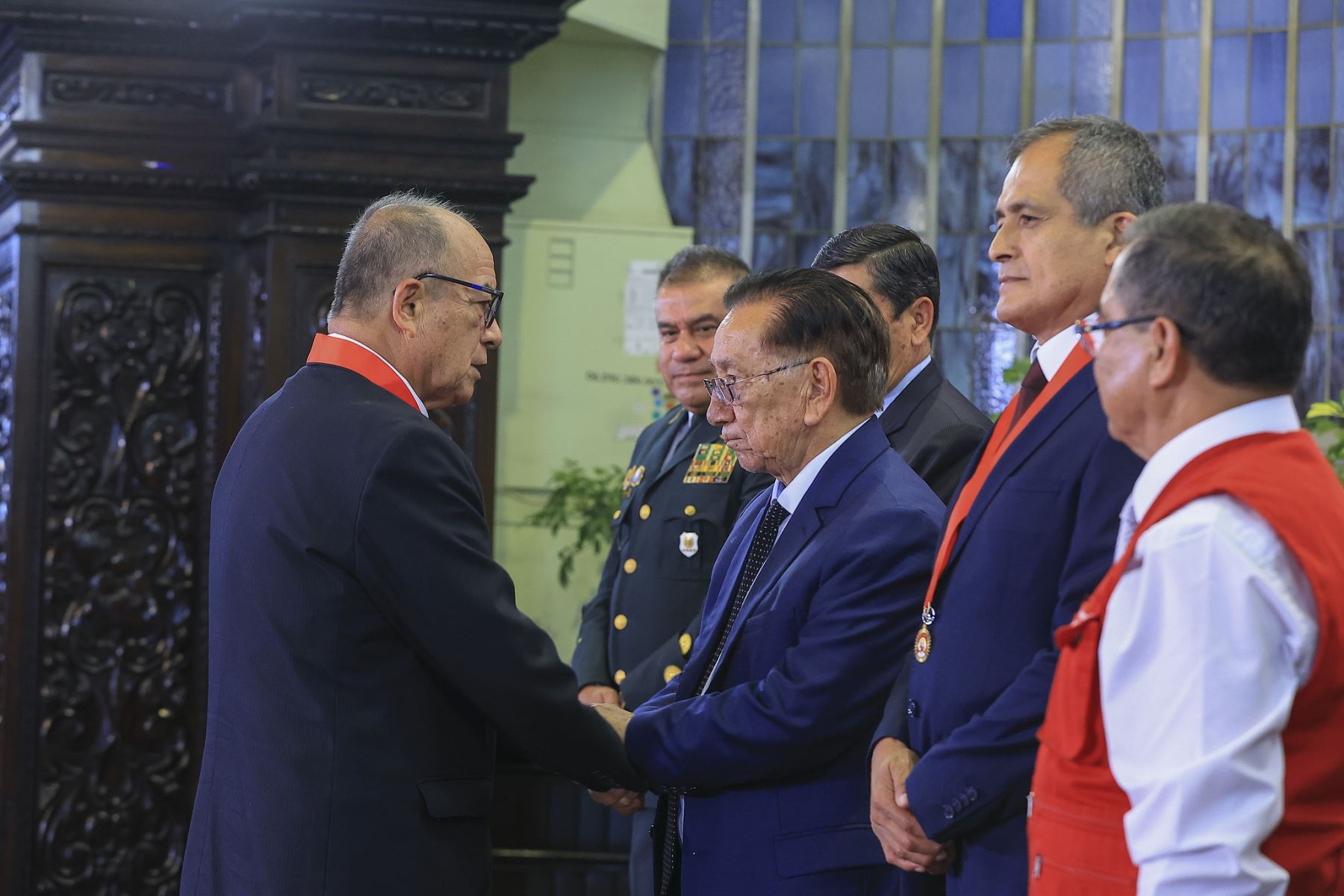 El presidente de la república, José María Balcázar, lideró la ceremonia de condecoración “Medalla al Defensor de la Democracia”, en el marco del Día de los Defensores de la Democracia, en homenaje a integrantes de la Policía Nacional que contribuyeron de manera decisiva en la defensa del Estado de derecho, la paz y la seguridad ciudadana.. Foto: ANDINA/Prensa Presidencia