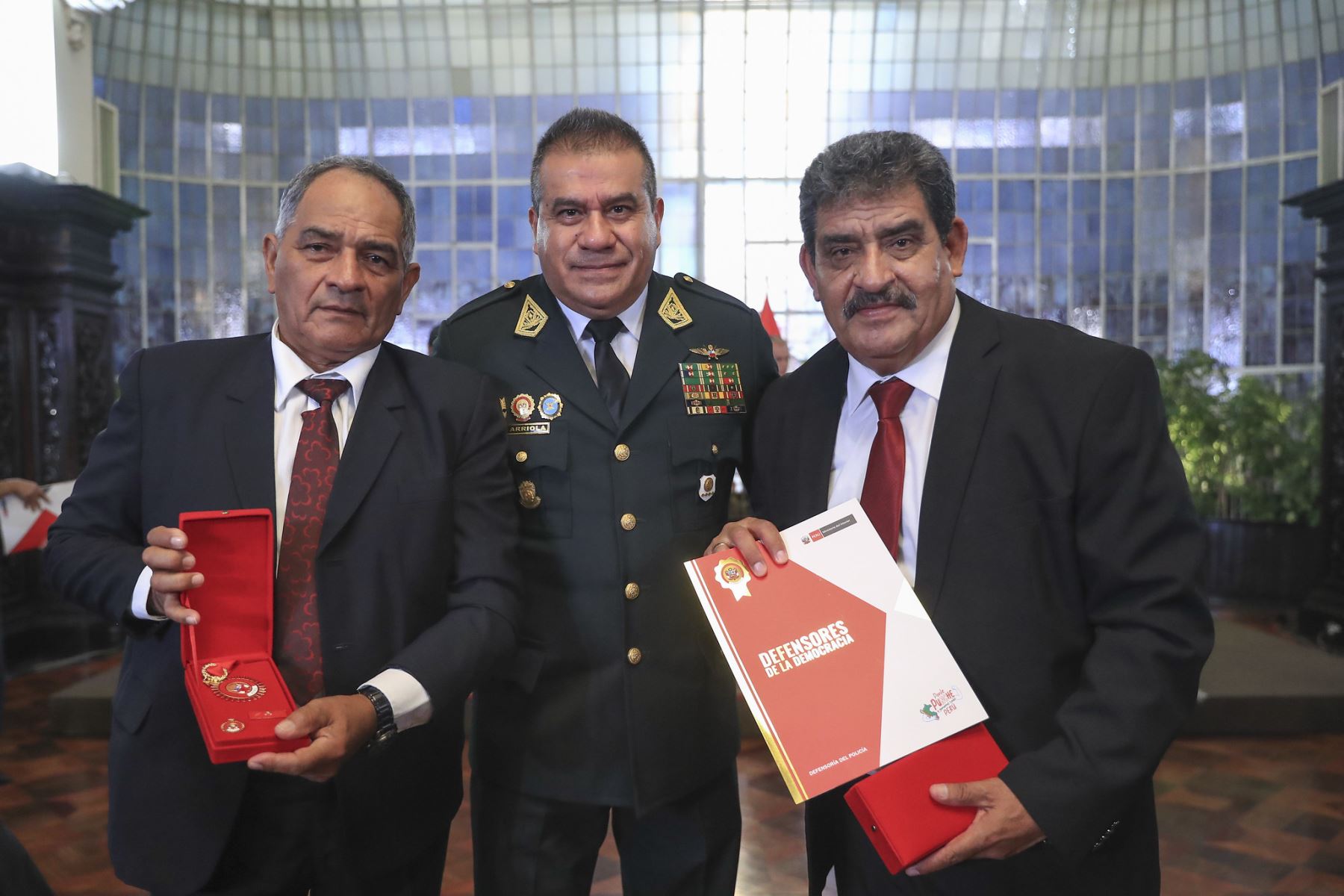 El presidente de la república, José María Balcázar, lideró la ceremonia de condecoración “Medalla al Defensor de la Democracia”, en el marco del Día de los Defensores de la Democracia, en homenaje a integrantes de la Policía Nacional que contribuyeron de manera decisiva en la defensa del Estado de derecho, la paz y la seguridad ciudadana.. Foto: ANDINA/Prensa Presidencia