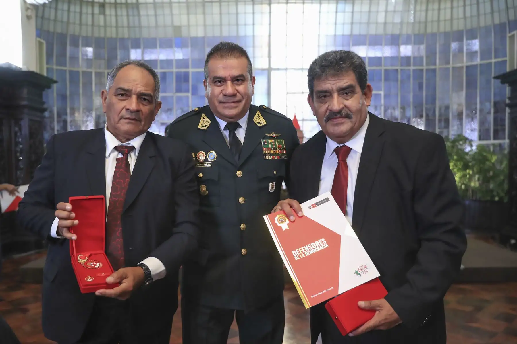 El presidente de la república, José María Balcázar, lideró la ceremonia de condecoración “Medalla al Defensor de la Democracia”, en el marco del Día de los Defensores de la Democracia, en homenaje a integrantes de la Policía Nacional que contribuyeron de manera decisiva en la defensa del Estado de derecho, la paz y la seguridad ciudadana.. Foto: ANDINA/Prensa Presidencia