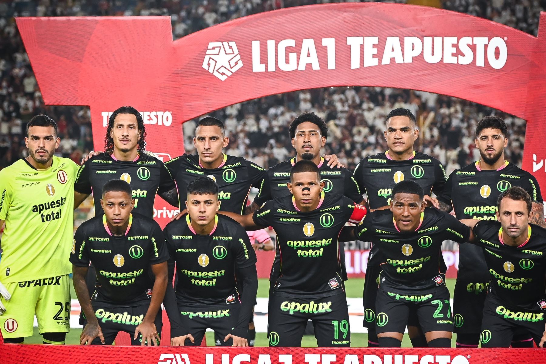 Universitario de Deportes golea 3-0 a Garcilaso del Cusco en el estadio Monumental