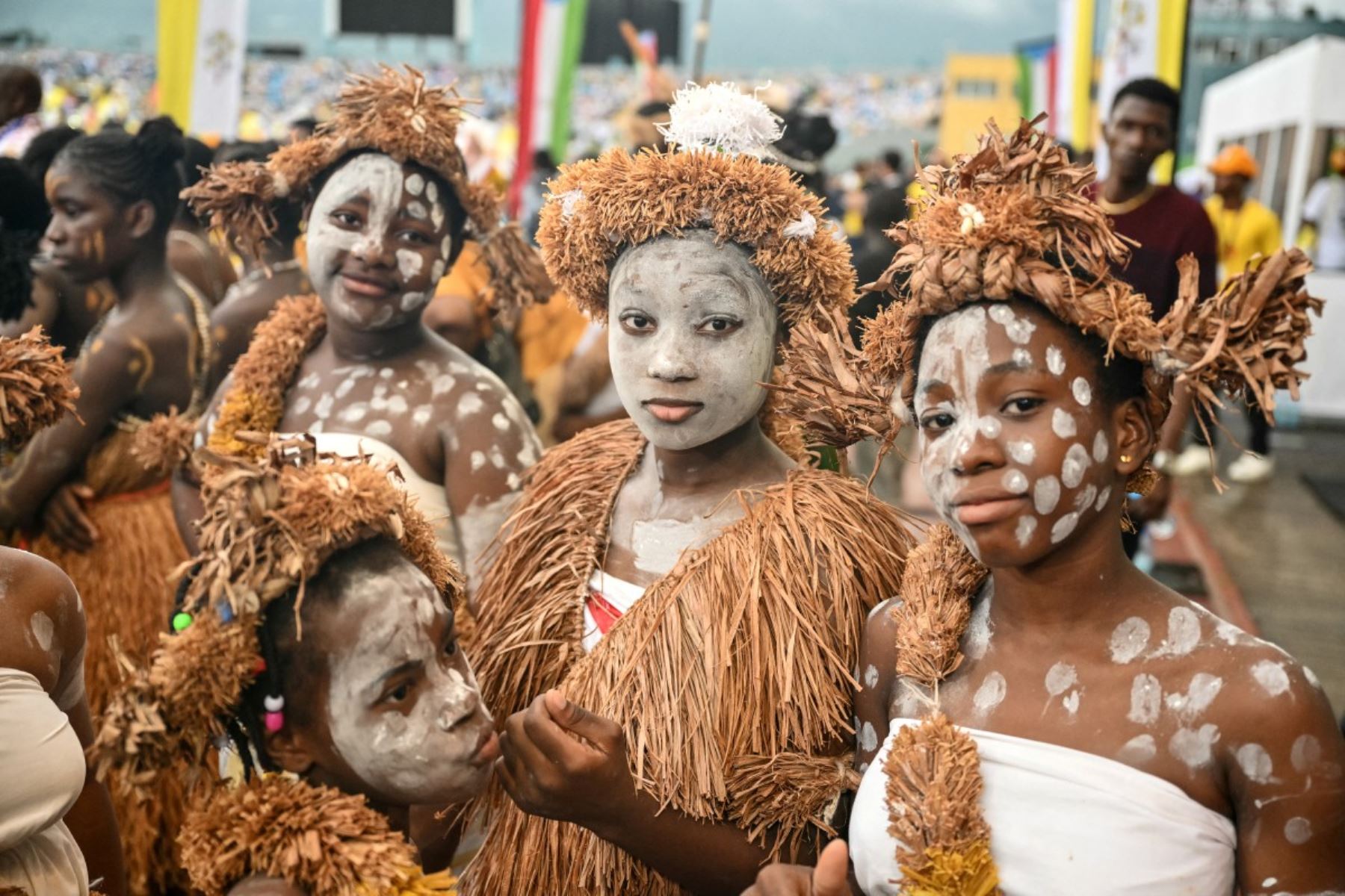 Bailarines se preparan para actuar antes de que el Papa León XIV oficie una Santa Misa en el Estadio Malabo, en Malabo, el último día de una gira apostólica de 11 días por África. Foto: AFP