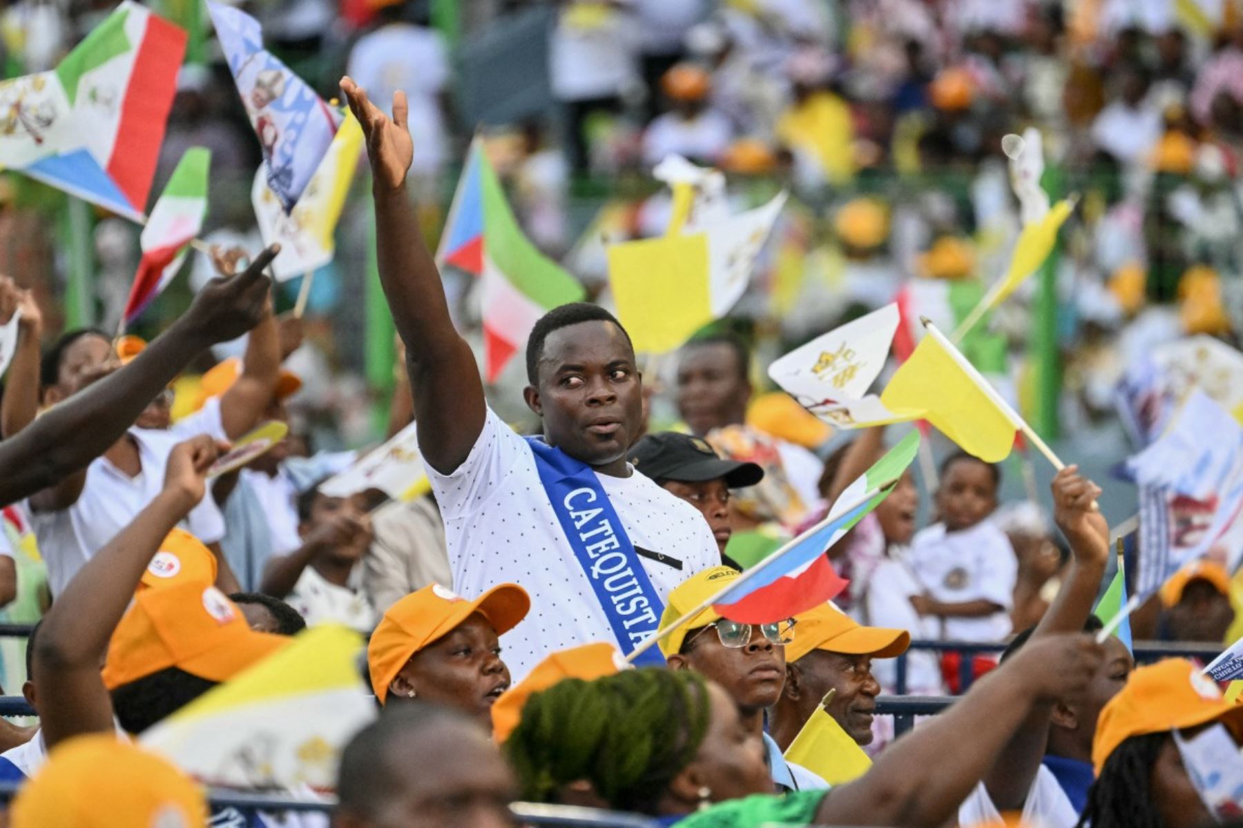 Un fiel hace un gesto antes de que el Papa León XIV llegue para oficiar la Santa Misa en el Estadio Malabo, en Malabo, el último día de su viaje apostólico de 11 días a África. Foto: AFP