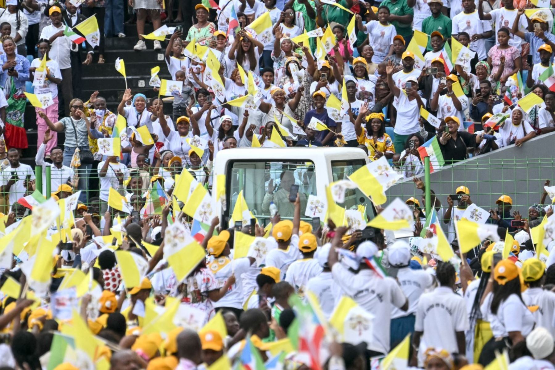 El papa León XIV saluda a sus seguidores desde el papamóvil a su llegada para oficiar una misa en el estadio de Malabo, en Malabo, el último día de su viaje apostólico de 11 días a África. Foto: AFP
