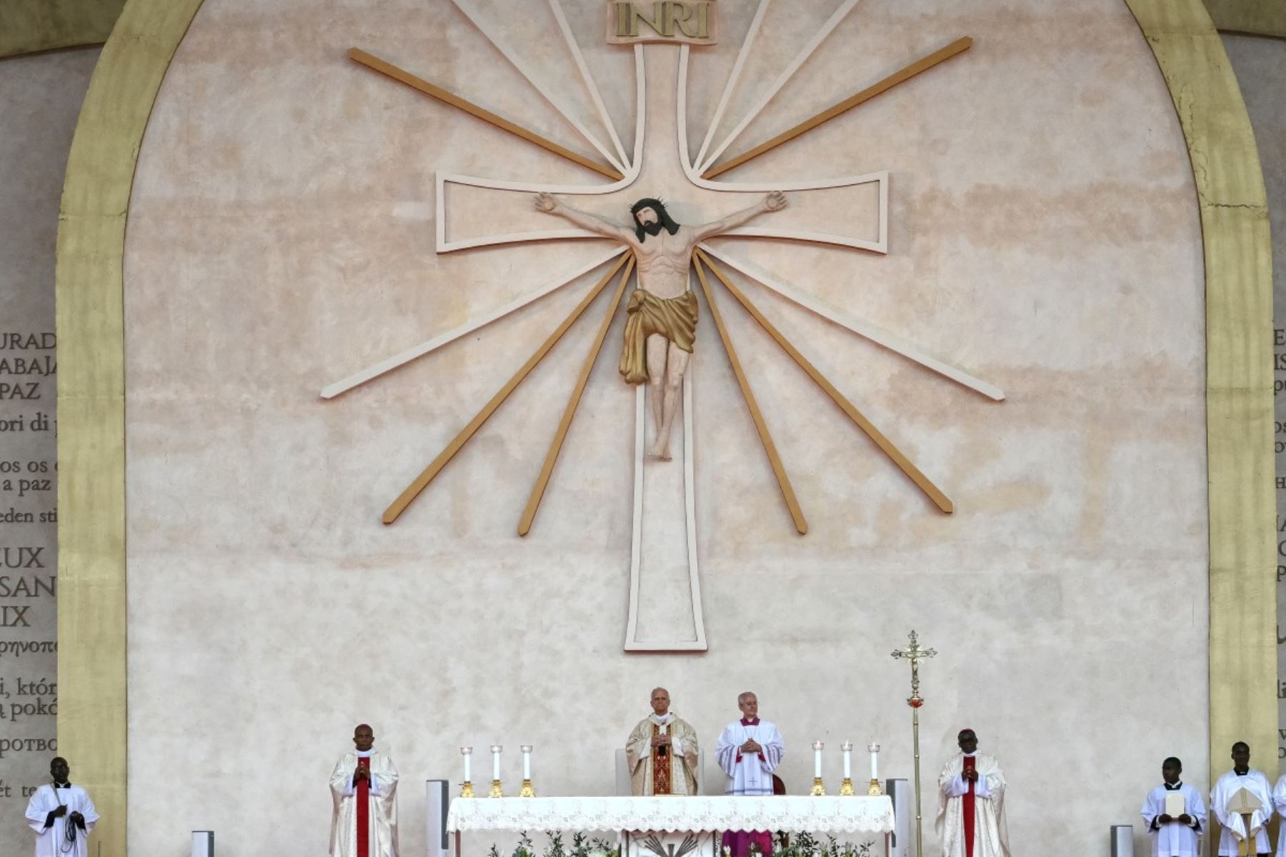 El papa León XIV preside una Santa Misa en el Estadio Malabo, en Malabo, el último día de un viaje apostólico de 11 días a África. Foto: AFP