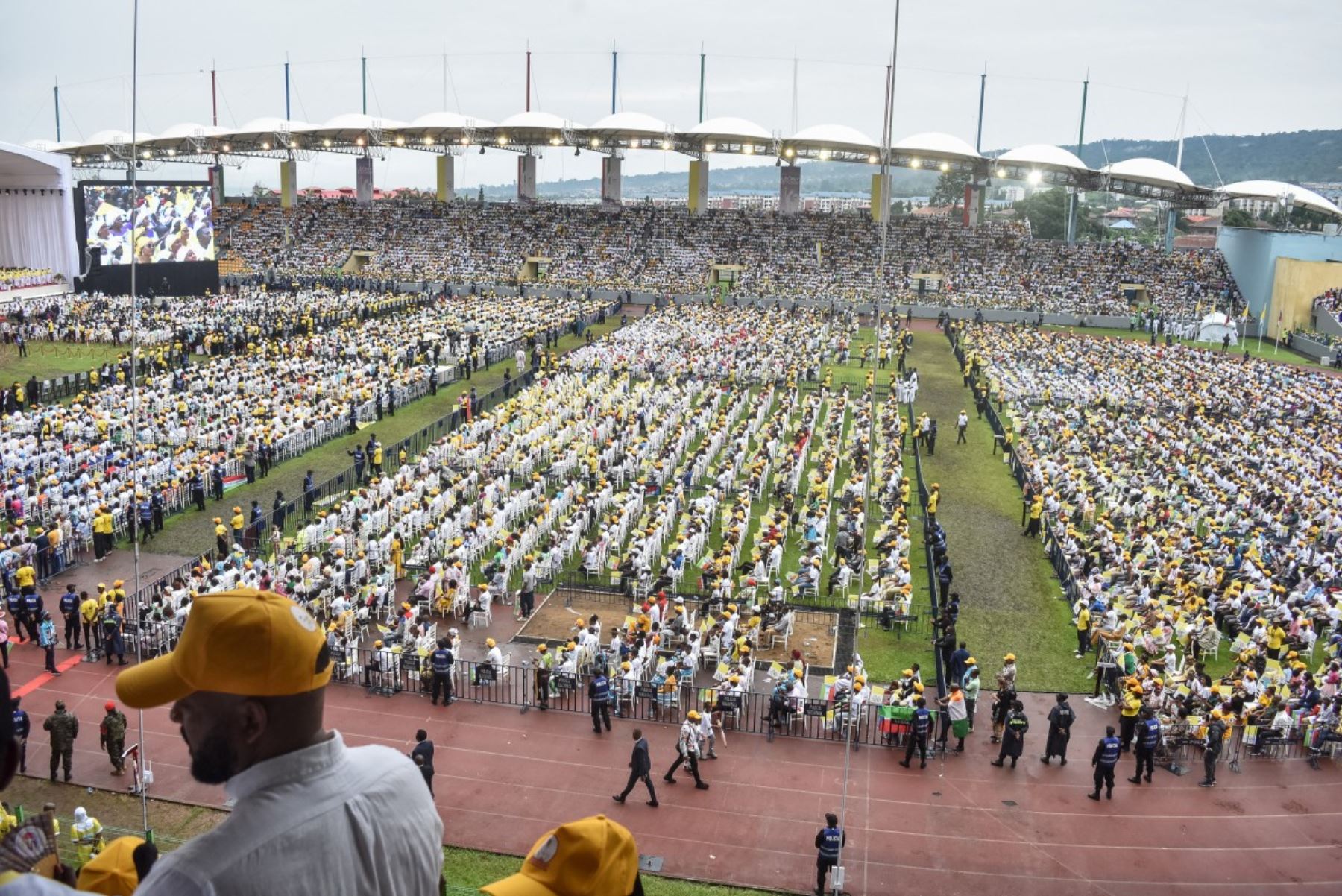 El papa León XIV preside una Santa Misa en el Estadio Malabo, en Malabo, el último día de un viaje apostólico de 11 días a África. Foto: AFP