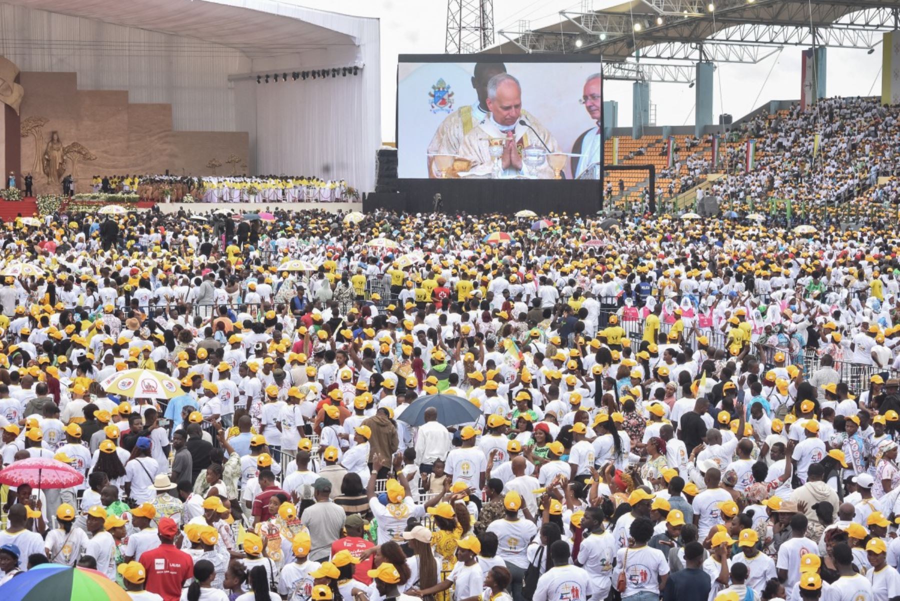 El papa León XIV preside una Santa Misa en el Estadio Malabo, en Malabo, el último día de un viaje apostólico de 11 días a África. Foto: AFP