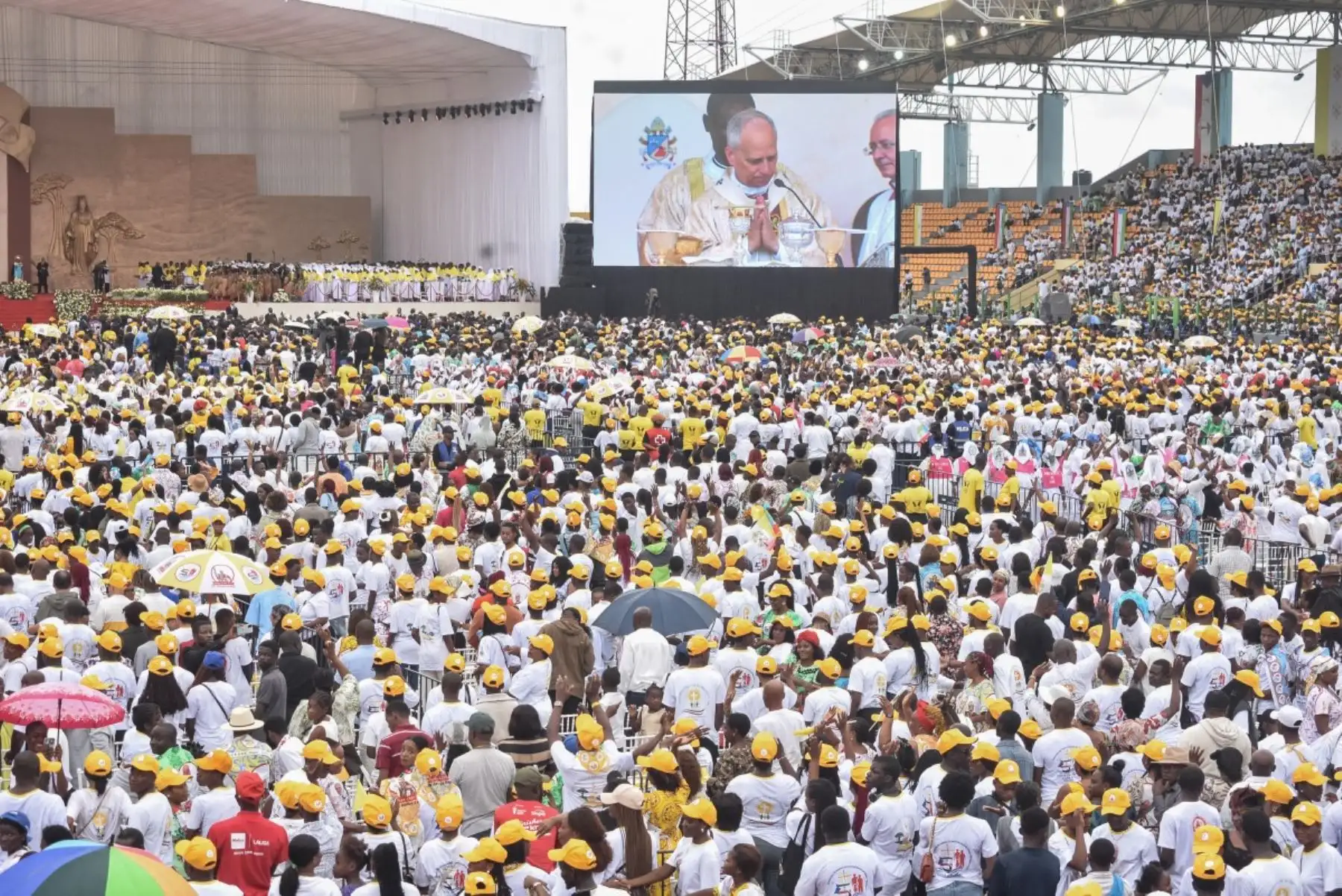 El papa León XIV preside una Santa Misa en el Estadio Malabo, en Malabo, el último día de un viaje apostólico de 11 días a África. Foto: AFP