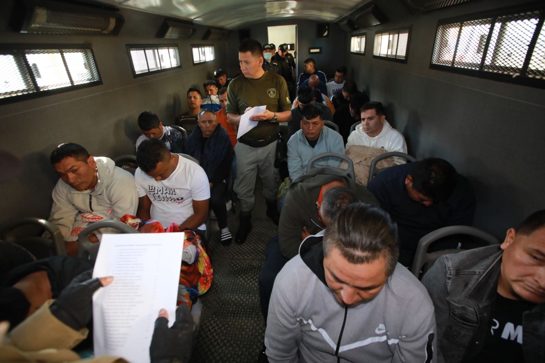 Ministro de Justicia y DDHH, Luis Enrique Jiménez  en operativo Penal de Socabaya. Foto: ANDINA/Difusión MINJUS