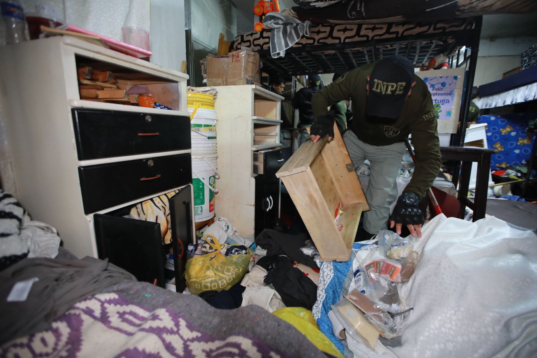 En el penal de Socabaya se vienen realizando incautaciones de teléfonos celulares y de droga, vía cateo de cuerpos y celadas en los pabellones. Foto: ANDINA/Difusión MINJUS