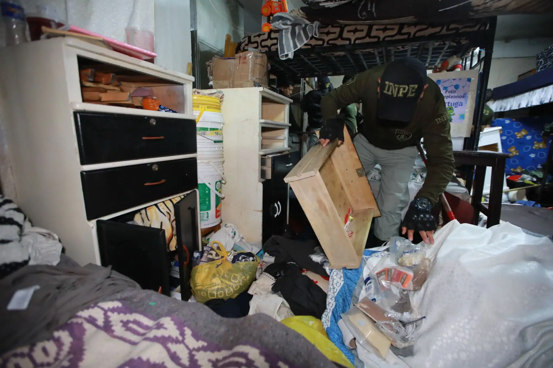 En el penal de Socabaya se vienen realizando incautaciones de teléfonos celulares y de droga, vía cateo de cuerpos y celadas en los pabellones. Foto: ANDINA/Difusión MINJUS