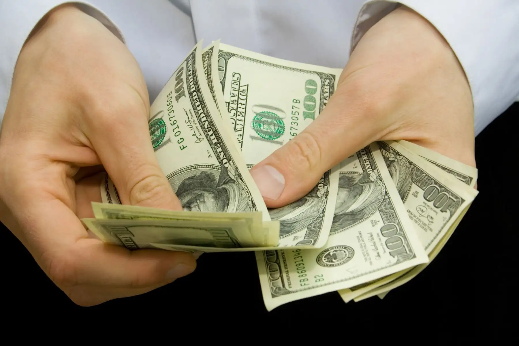 Dólar cae tras señales de avance en acuerdo de paz entre Estados Unidos e Irán