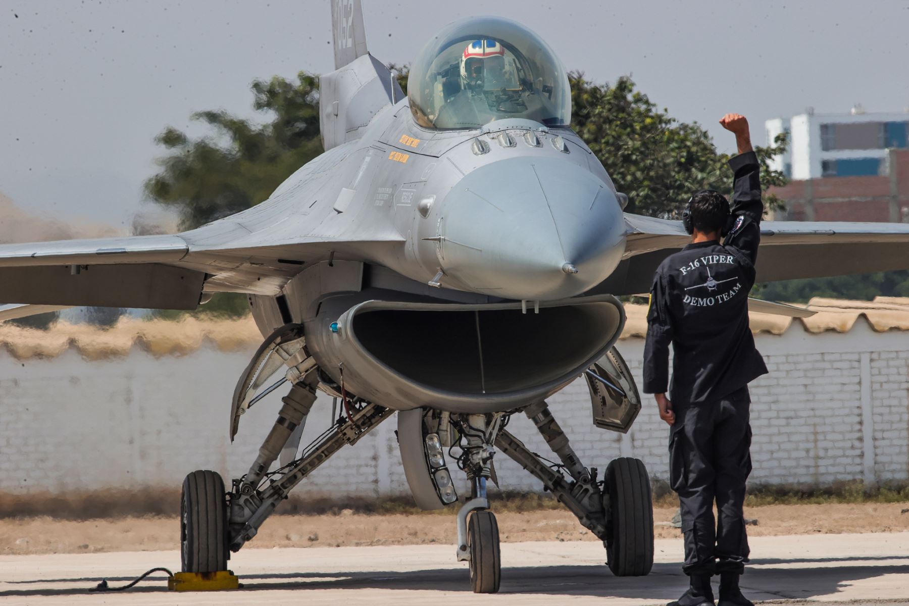 La aeronave F-16 del Viper Demo Team de la Fuerza Aérea de los Estados Unidos realiza un espectacular vuelo de demostración en la Base Aérea Las Palmas, en Surco. Foto: ANDINA/Carlos Américo Lezama Villantoy.