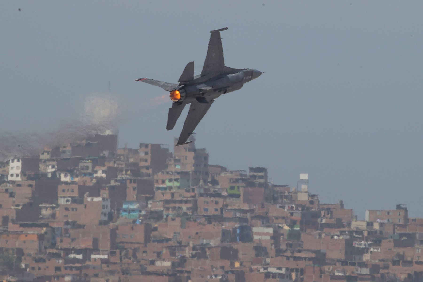 La aeronave F-16 del Viper Demo Team de la Fuerza Aérea de los Estados Unidos realiza un espectacular vuelo de demostración en la Base Aérea Las Palmas, en Surco. Foto: ANDINA/Carlos Américo Lezama Villantoy.