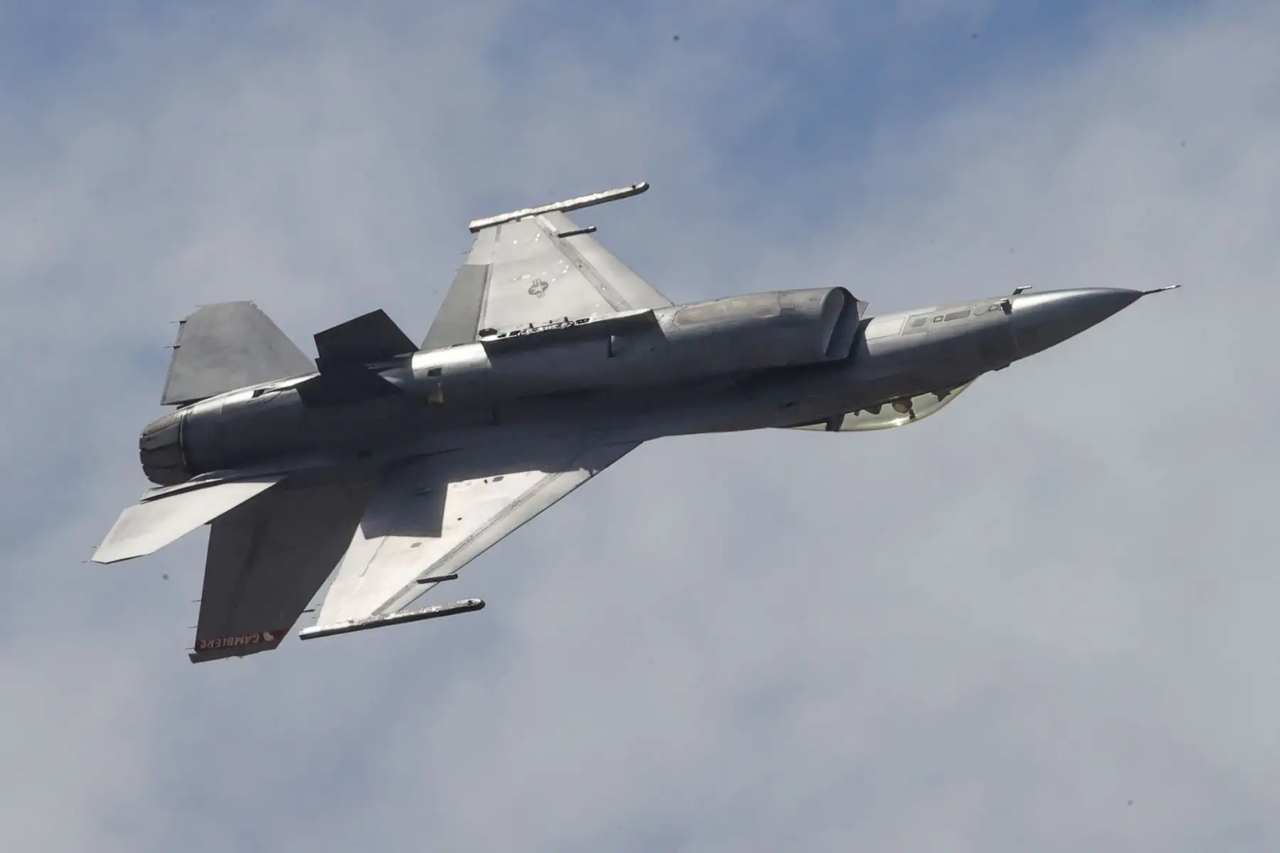 La aeronave F-16 del Viper Demo Team de la Fuerza Aérea de los Estados Unidos realiza un espectacular vuelo de demostración en la Base Aérea Las Palmas, en Surco. Foto: ANDINA/Carlos Américo Lezama Villantoy.