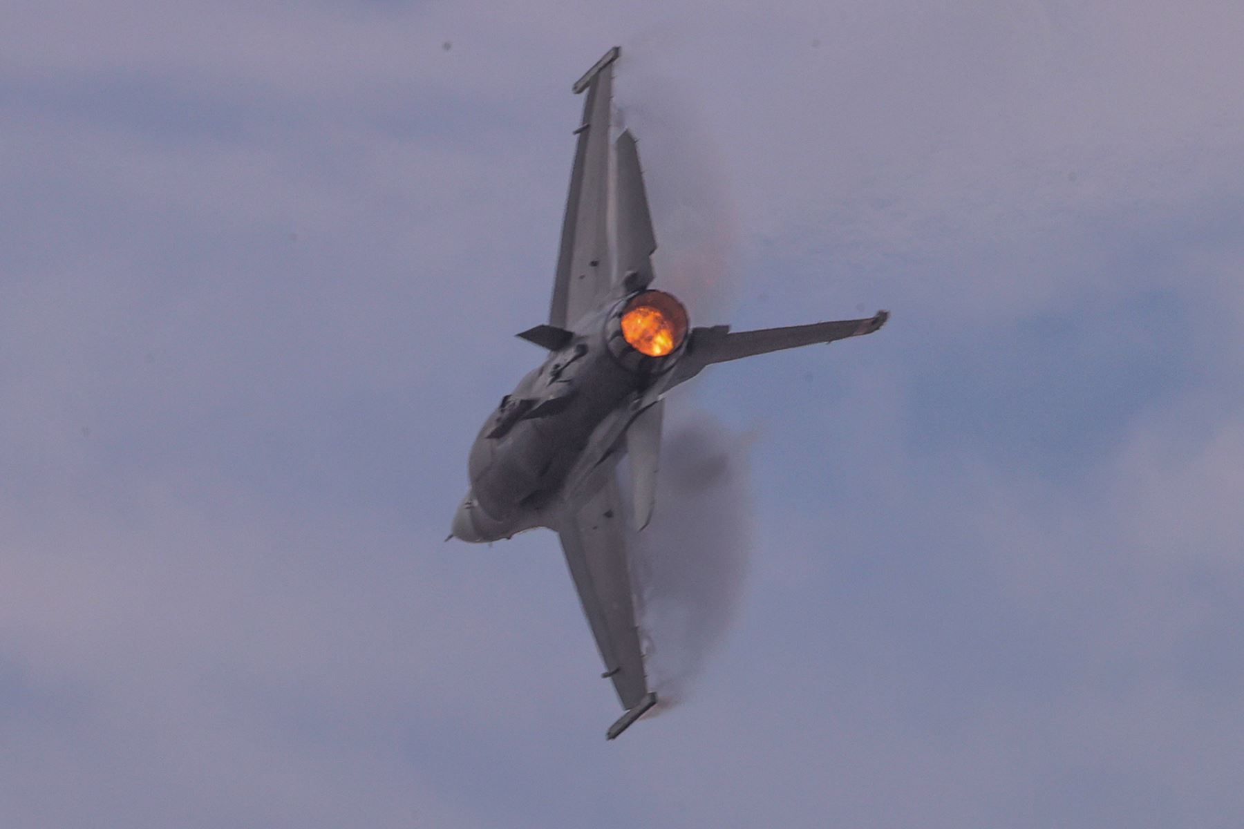La aeronave F-16 del Viper Demo Team de la Fuerza Aérea de los Estados Unidos realiza un espectacular vuelo de demostración en la Base Aérea Las Palmas, en Surco. Foto: ANDINA/Carlos Américo Lezama Villantoy.