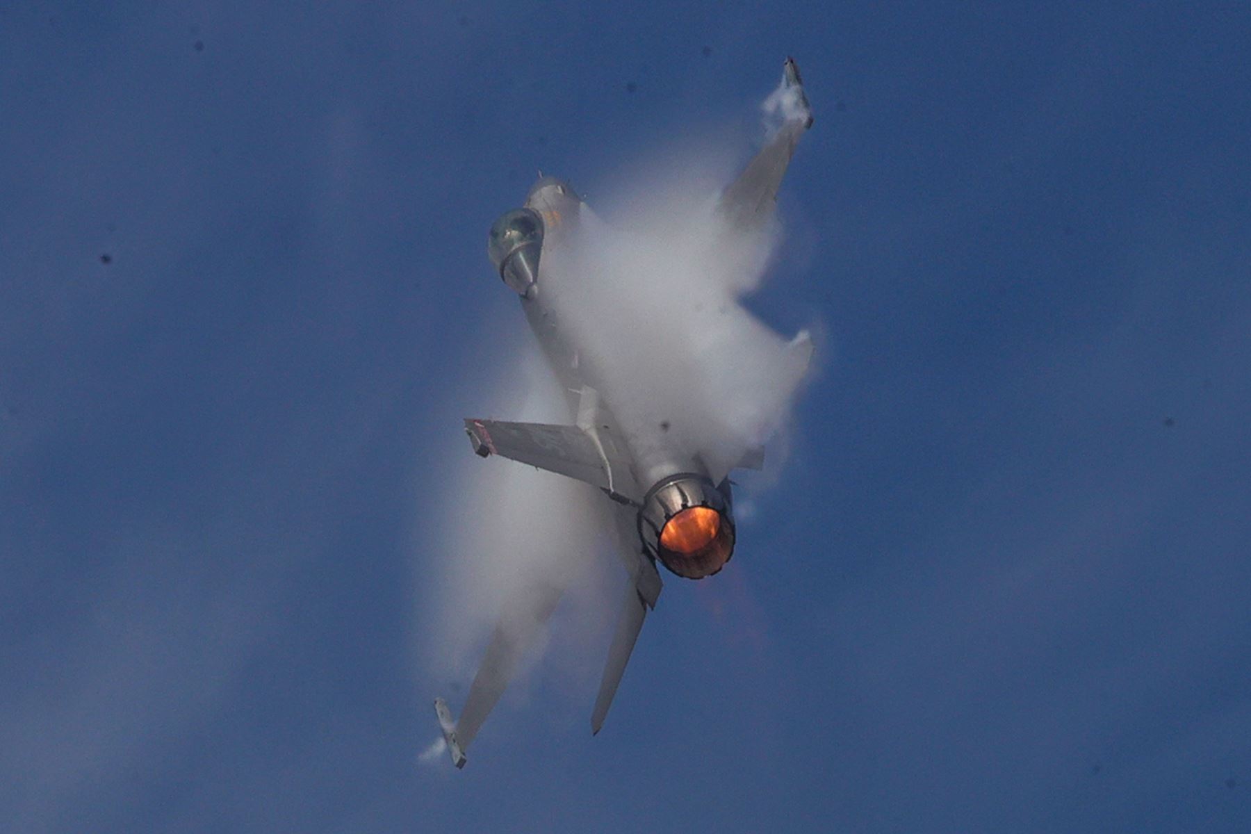 La aeronave F-16 del Viper Demo Team de la Fuerza Aérea de los Estados Unidos realiza un espectacular vuelo de demostración en la Base Aérea Las Palmas, en Surco. Foto: ANDINA/Carlos Américo Lezama Villantoy.