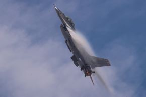 La aeronave F-16 del Viper Demo Team de la Fuerza Aérea de los Estados Unidos realiza un espectacular vuelo de demostración en la Base Aérea Las Palmas, en Surco. Foto: ANDINA/Carlos Américo Lezama Villantoy.