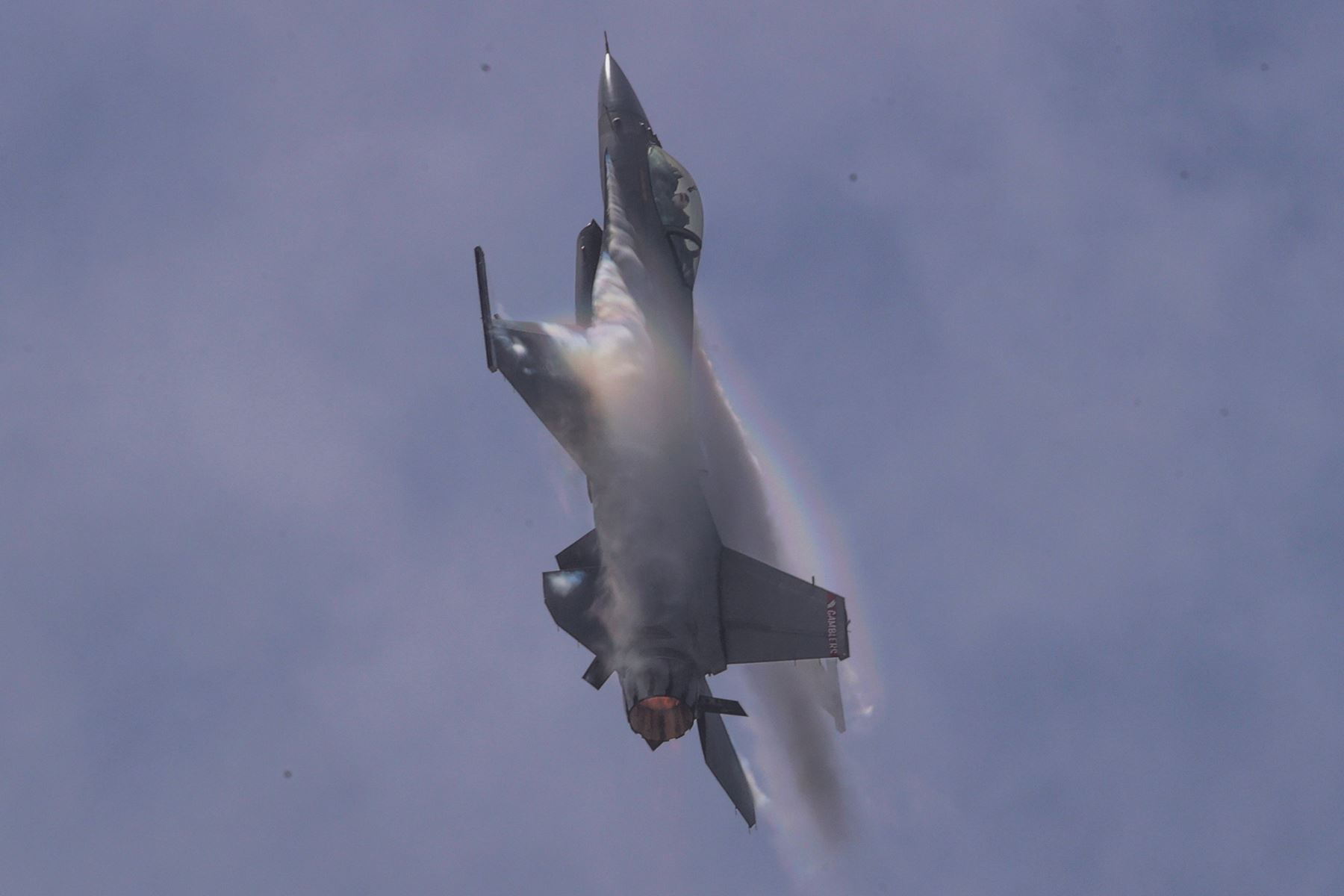 La aeronave F-16 del Viper Demo Team de la Fuerza Aérea de los Estados Unidos realiza un espectacular vuelo de demostración en la Base Aérea Las Palmas, en Surco. Foto: ANDINA/Carlos Américo Lezama Villantoy.