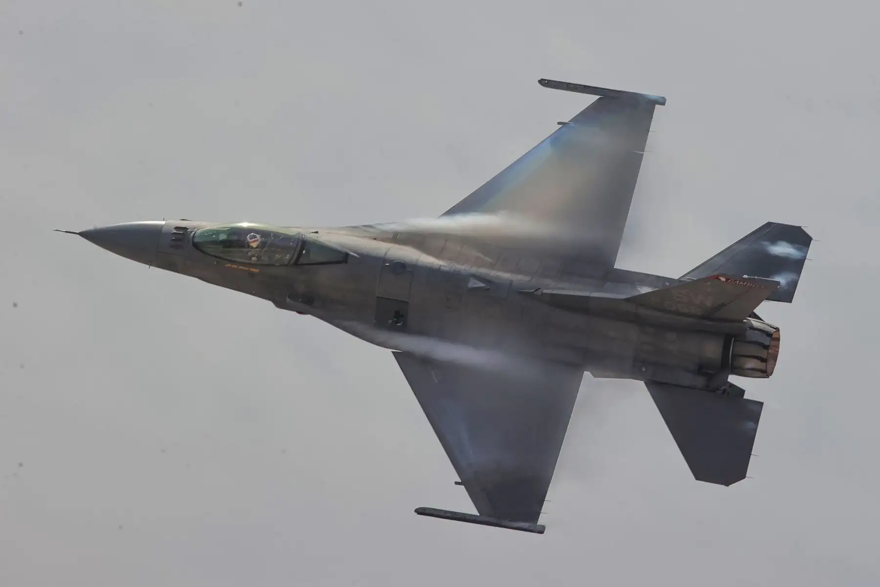 La aeronave F-16 del Viper Demo Team de la Fuerza Aérea de los Estados Unidos realiza un espectacular vuelo de demostración en la Base Aérea Las Palmas, en Surco. Foto: ANDINA/Carlos Américo Lezama Villantoy.
