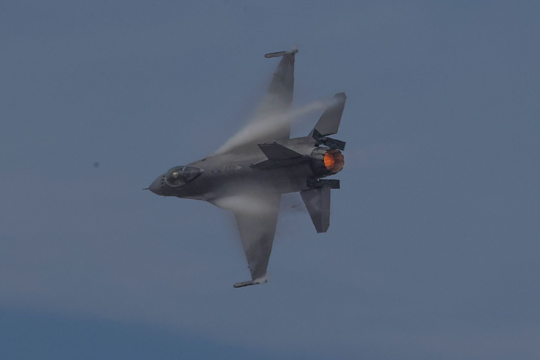 La aeronave F-16 del Viper Demo Team de la Fuerza Aérea de los Estados Unidos realiza un espectacular vuelo de demostración en la Base Aérea Las Palmas, en Surco. Foto: ANDINA/Carlos Américo Lezama Villantoy.