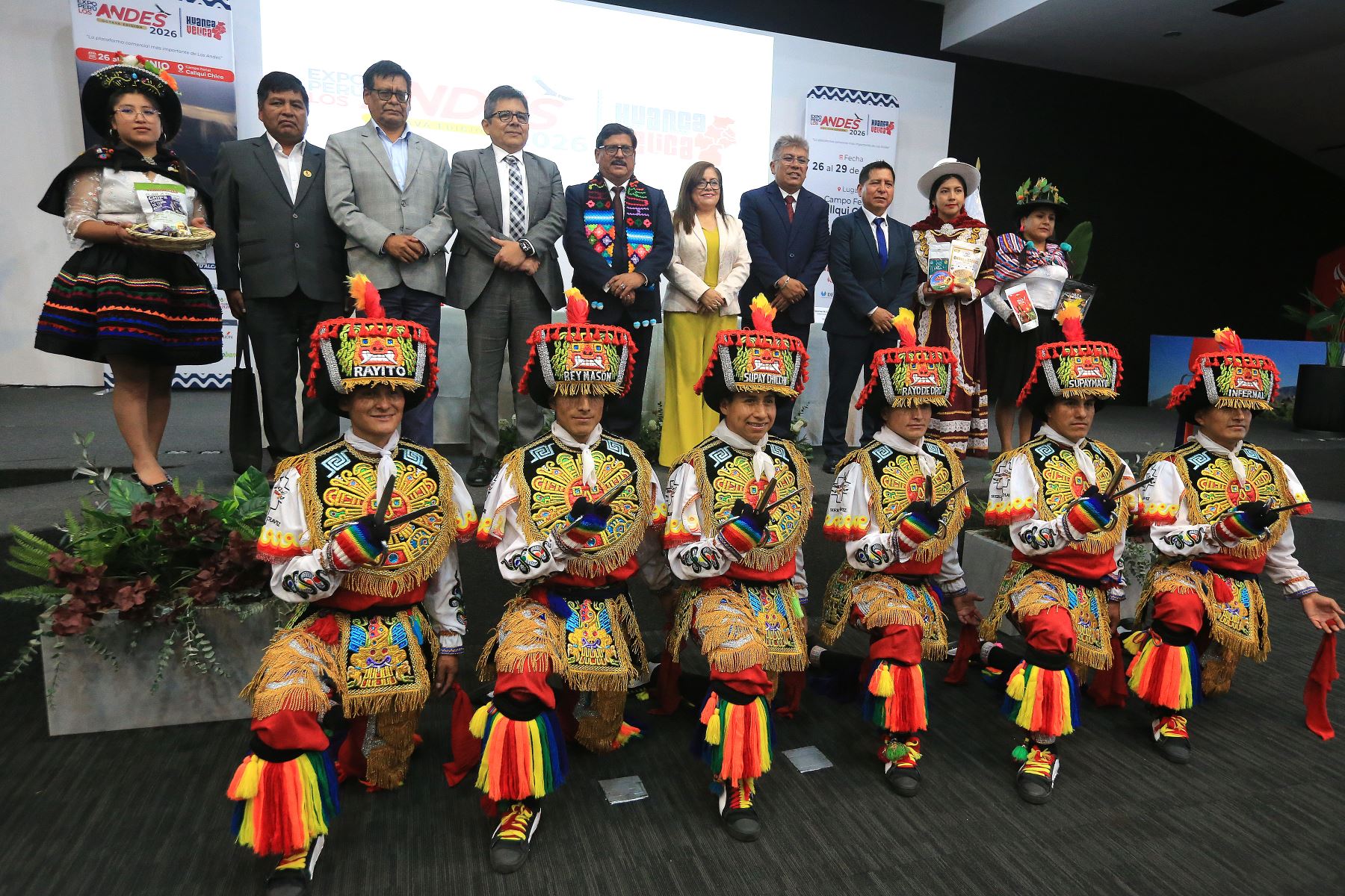 En la ceremonia del lanzamiento estuvieron presentes funcionarios del Ministerio de la Mujer y Poblaciones Vulnerables, Promperú, ProInversión, el congresista Germán Tacuri y representantes diplomáticos de diversas embajadas.Foto: ANDINA/Héctor Vinces