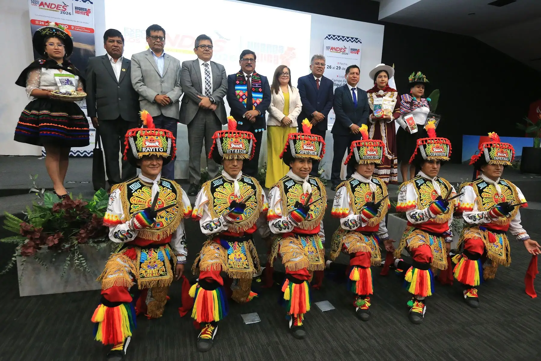 En la ceremonia del lanzamiento estuvieron presentes funcionarios del Ministerio de la Mujer y Poblaciones Vulnerables, Promperú, ProInversión, el congresista Germán Tacuri y representantes diplomáticos de diversas embajadas.Foto: ANDINA/Héctor Vinces