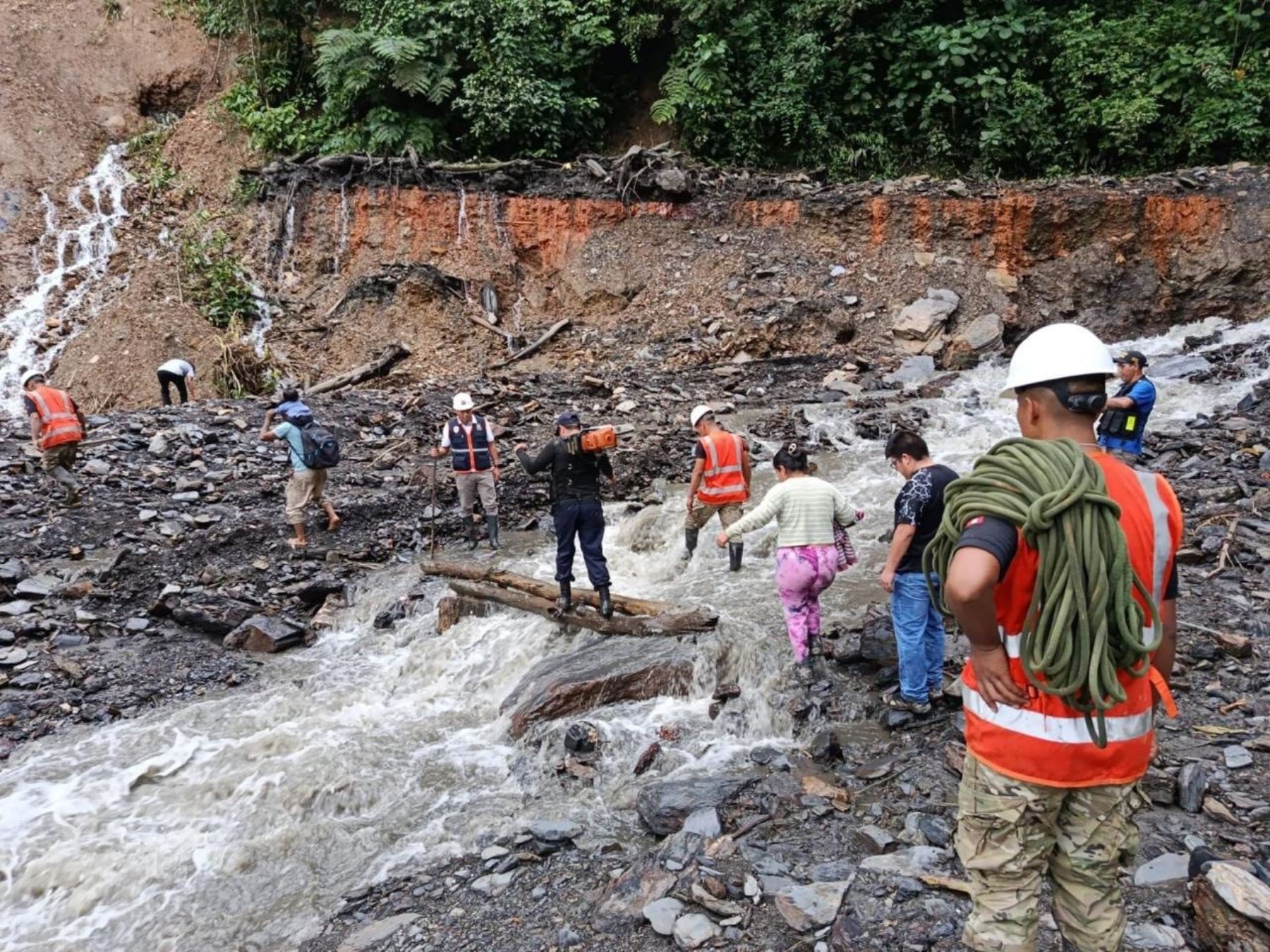 Cusco: FF. AA. evacúan a damnificados y remueven escombros tras huaico en La Convención