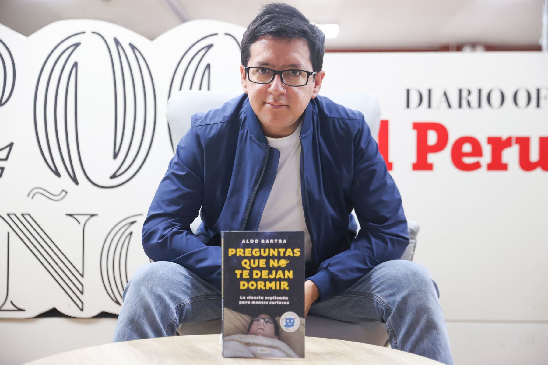 El libro "Preguntas que no te dejan dormir" ya está disponible en librerías peruanas. Foto:  ANDINA/Melina Mejía