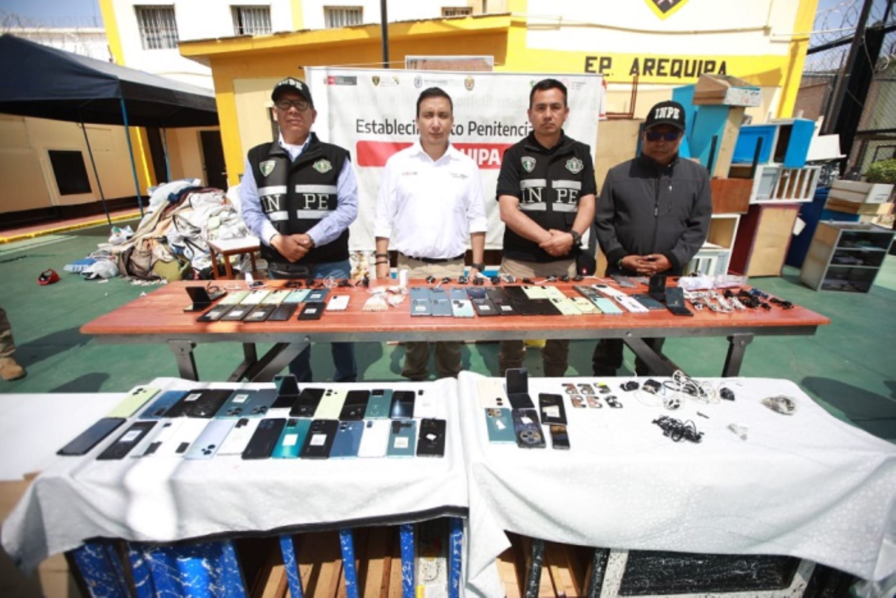 Incautan más de 70 celulares durante operativo en penal de Arequipa