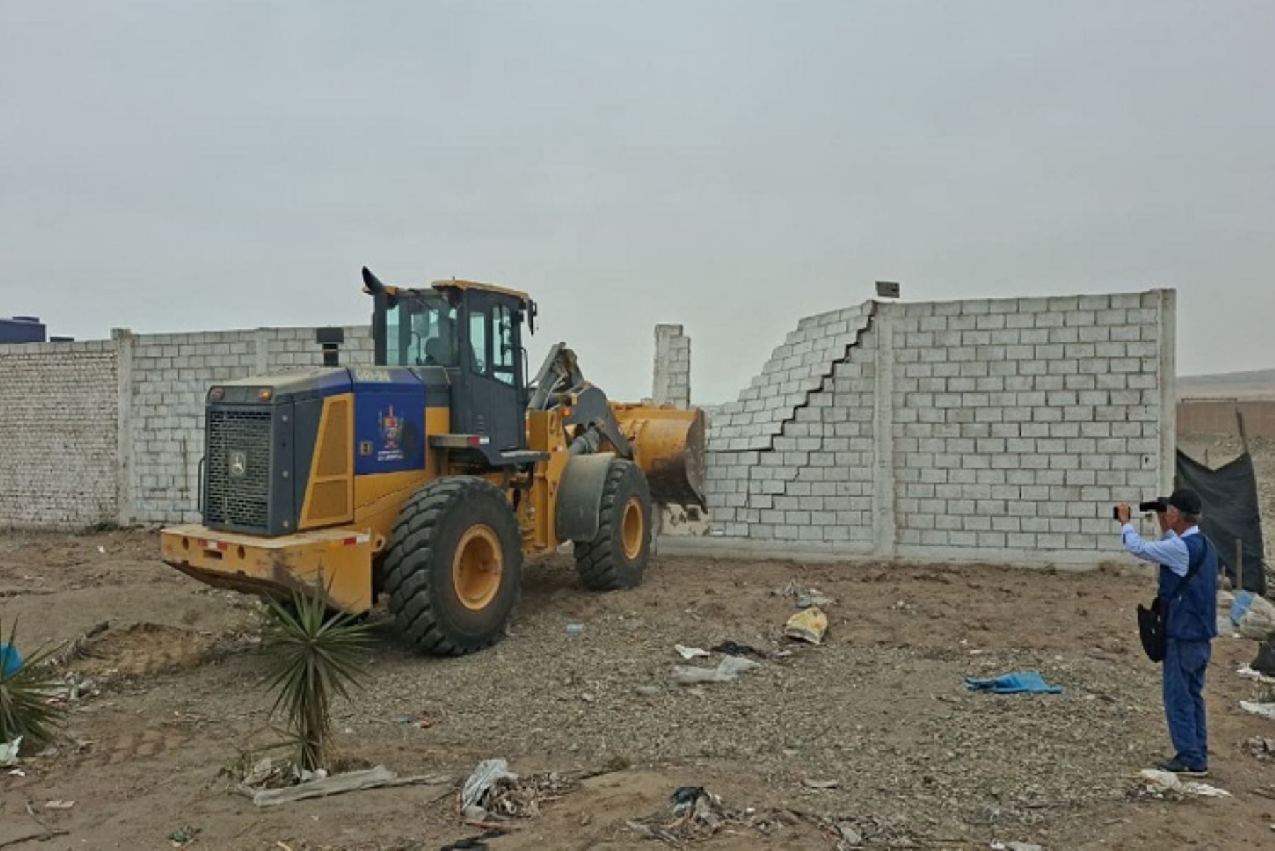 Trujillo: retiran muros ilegales para recuperar faja marginal de la quebrada El León