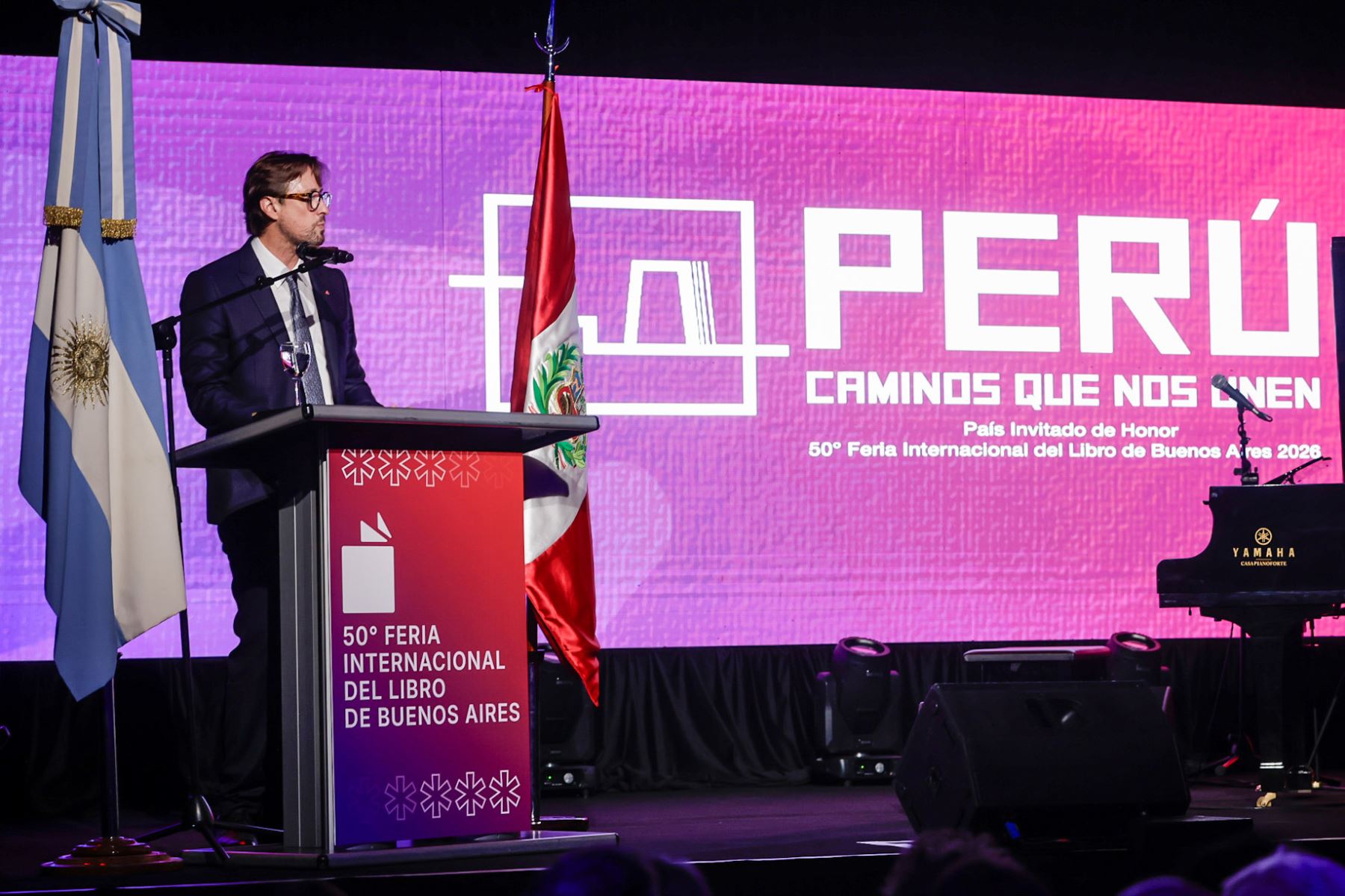 Perú inauguró su pabellón como País Invitado de Honor en la 50ª Feria Internacional del Libro de Buenos Aires, destacando con una propuesta que reúne más de 770 títulos de 130 editoriales y una delegación de 60 referentes culturales. La participación peruana pone en valor la bibliodiversidad del país y su vínculo histórico con Argentina, en una edición que marca el inicio de una nueva etapa en la feria. Foto: ANDINA/Luis Iparraguirre.