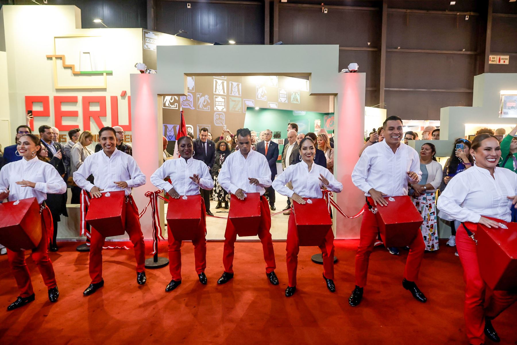 Hoy jueves, a las 21 horas, se inaugurará el Pabellón Perú con la palabra de autoridades, el Ballet Folclórico Nacional del Perú y ensambles de la Orquesta Sinfónica Nacional presentarán conciertos de música peruana.   Foto: ANDINA/Luis Iparraguirre.